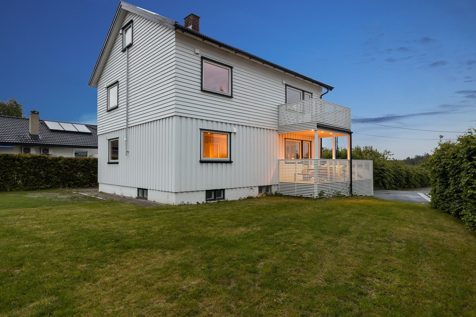 Velkommen til Nybrottveien 26 på Hebekk. En romslig enebolig som er pusset opp i 2025. Gangavstand til Ski sentrum. Galleribilde