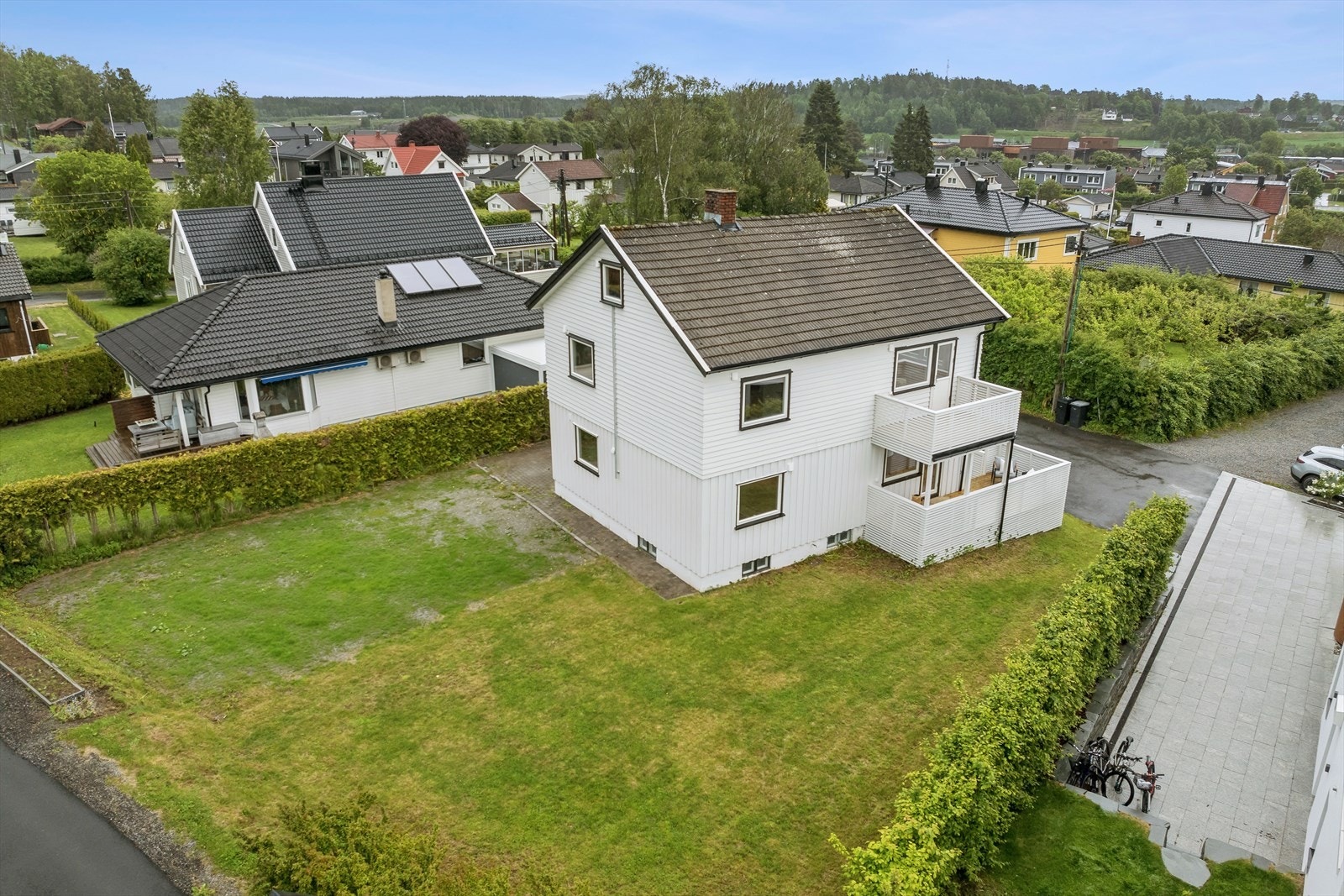 Noe som gjør Hebekk attraktivt er at her bor man i et etablert villastrøk med gangavstand til alt du trenger i hverdagen. Fra eiendommen er det kort gangavstand til barnehager, skoler og Ski sentrum. Galleribilde