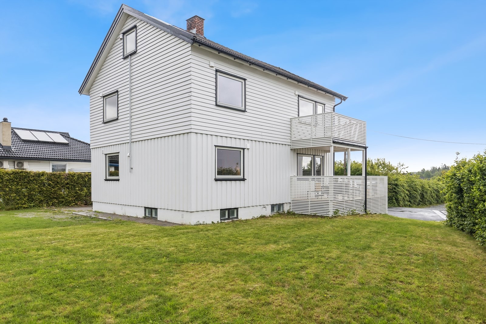 Boligen har en romslig flat hage. Deler av plenen er sådd på nytt og gresset er i ferd med å spire. Galleribilde