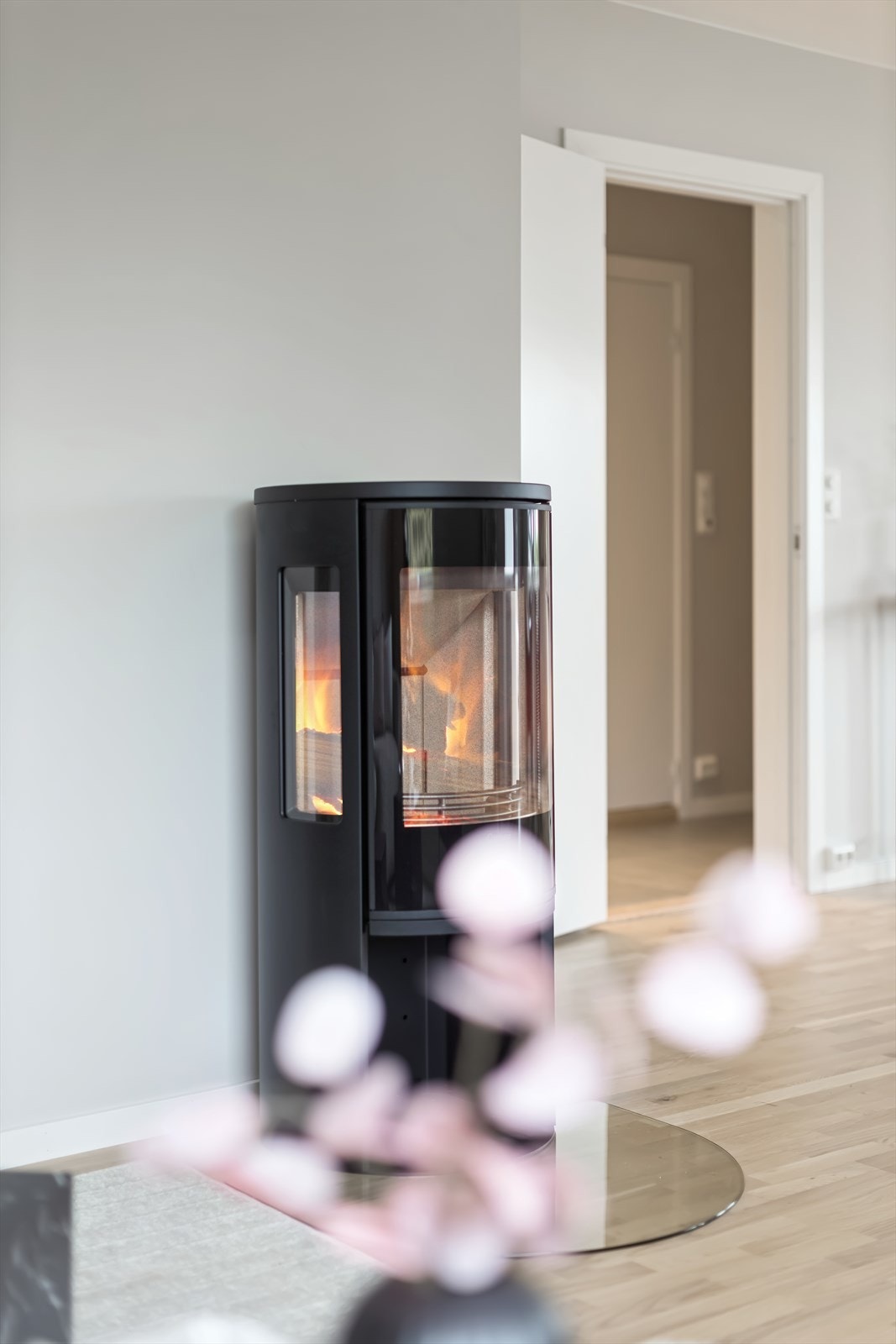 Det er installert ny peisovn i stuen som gir god og effektiv varme. Galleribilde