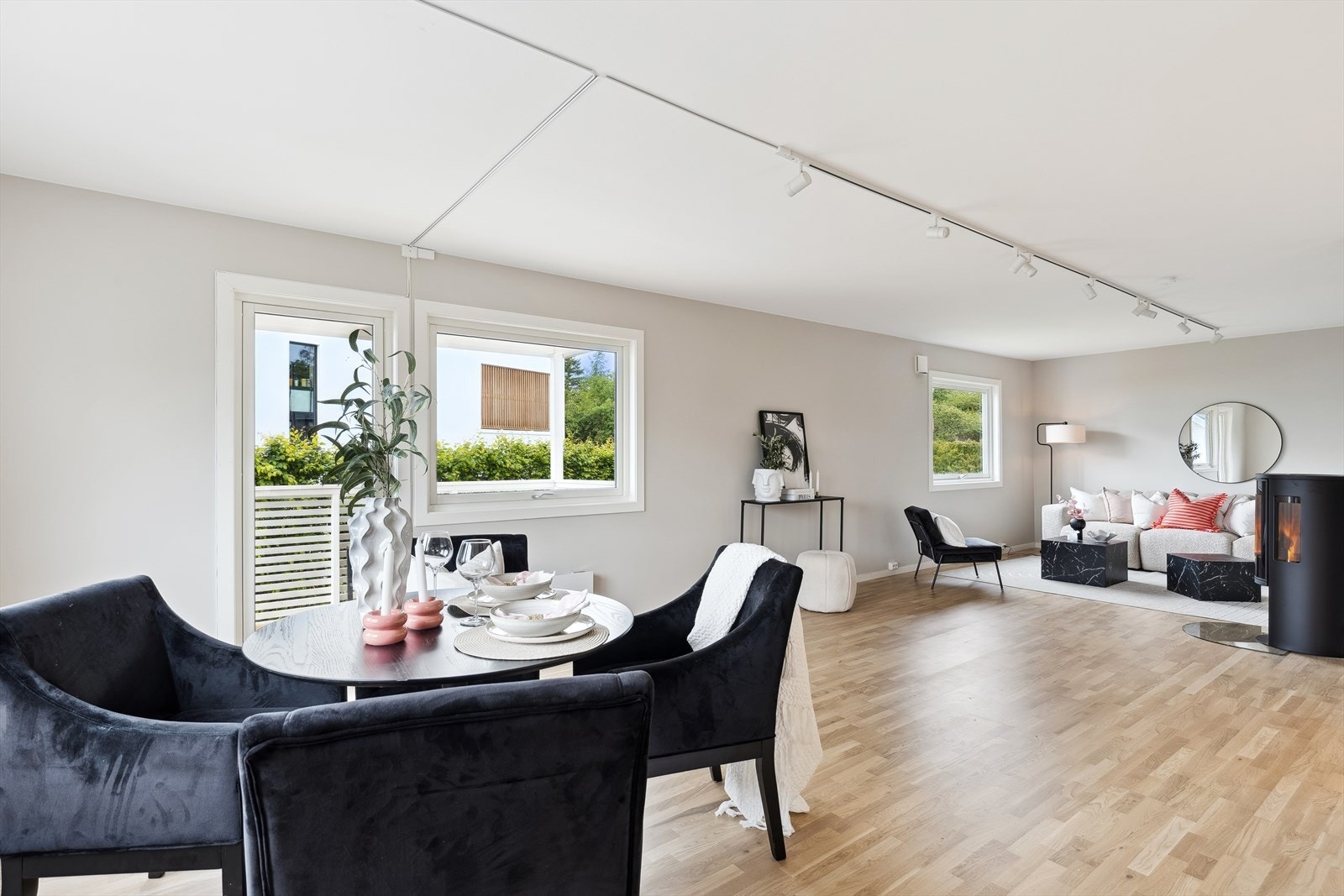 Stuen i 1 etg. er romslig og det er god plass til å møblere med flere sittegrupper. Galleribilde