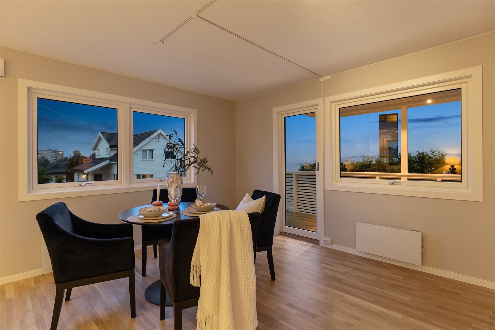 Kveldsbilde fra spisestuen. Herfra er det utgang til balkong med trapp ut til hagen. Galleribilde