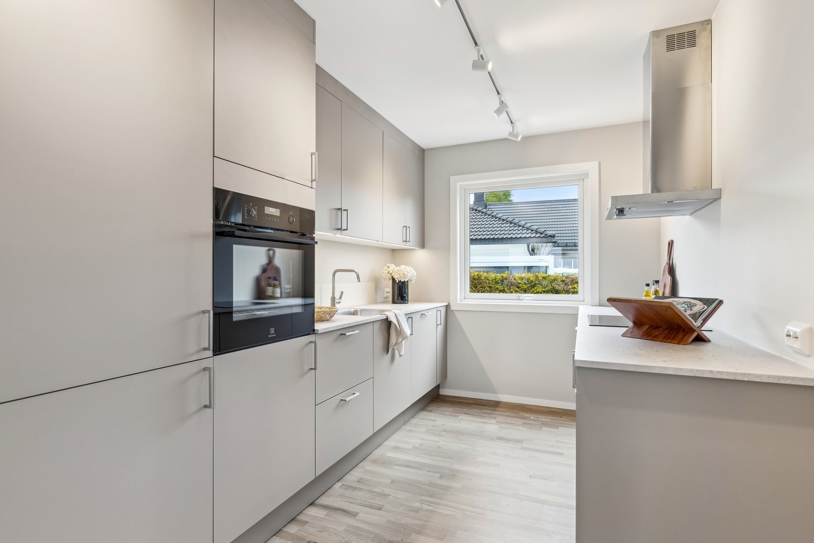 Det er godt med skap og benkeplass på kjøkkenet. Galleribilde