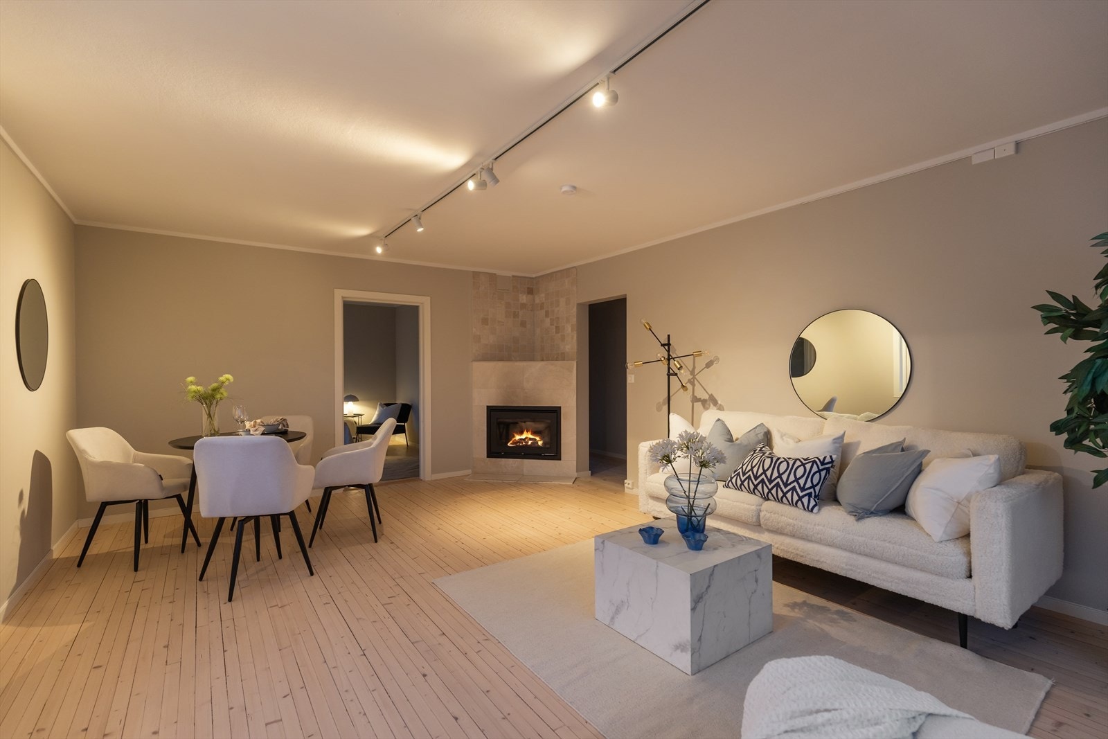 Andre etasje er innredet med 3 soverom, romslig stue og bad. Bildet er fra stuen som også har installert peis. Galleribilde