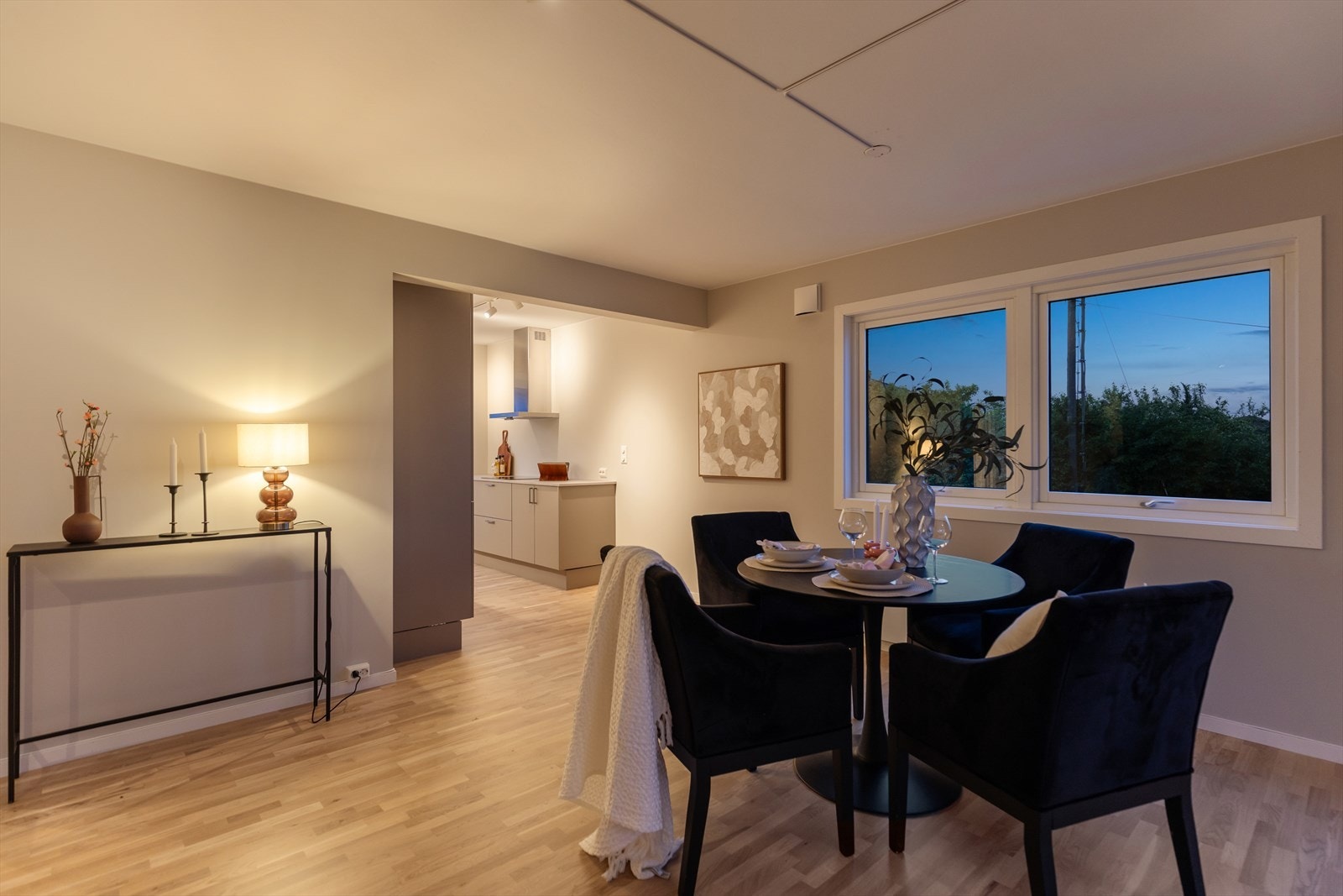 Boligen er vesentlig oppusset i 2025. Vi kan nevne bl.a: Nytt elektrisk anlegg, nytt kjøkken, nytt bad, nye balkonger, nye vinduer og diverse overflater. Galleribilde