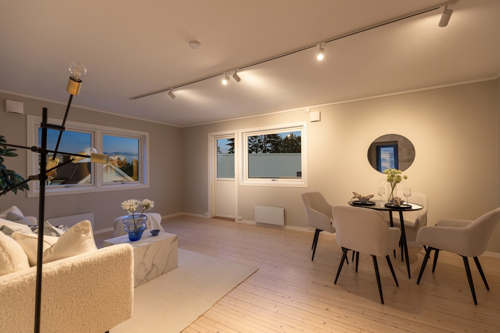 Fra stuen i 2 etg. er det utgang til balkong. Galleribilde