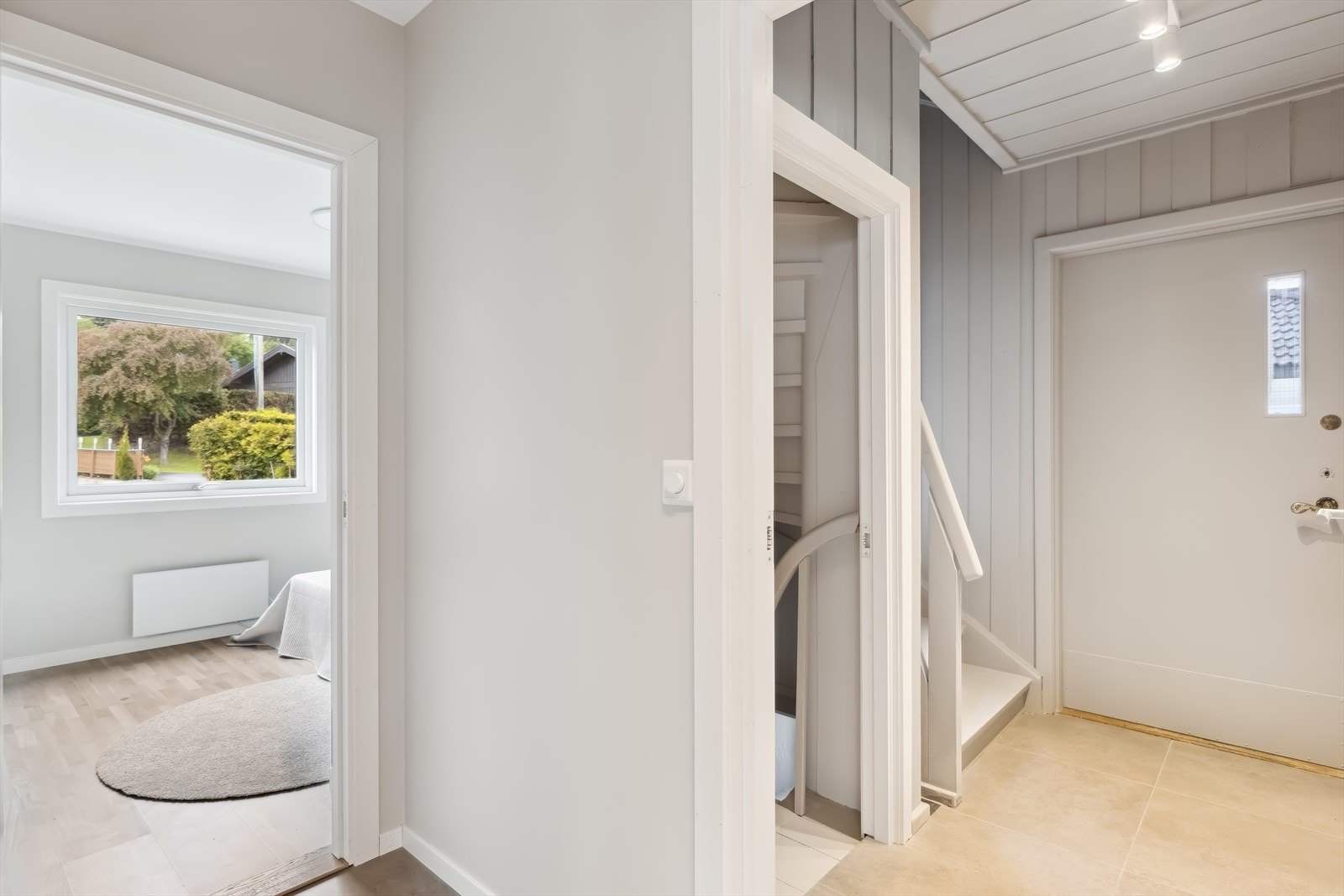 Det er adkomst via en lys og hyggelig entré som gir et godt førsteinntrykk. Her er det lagt fliser på gulv i entré. Galleribilde