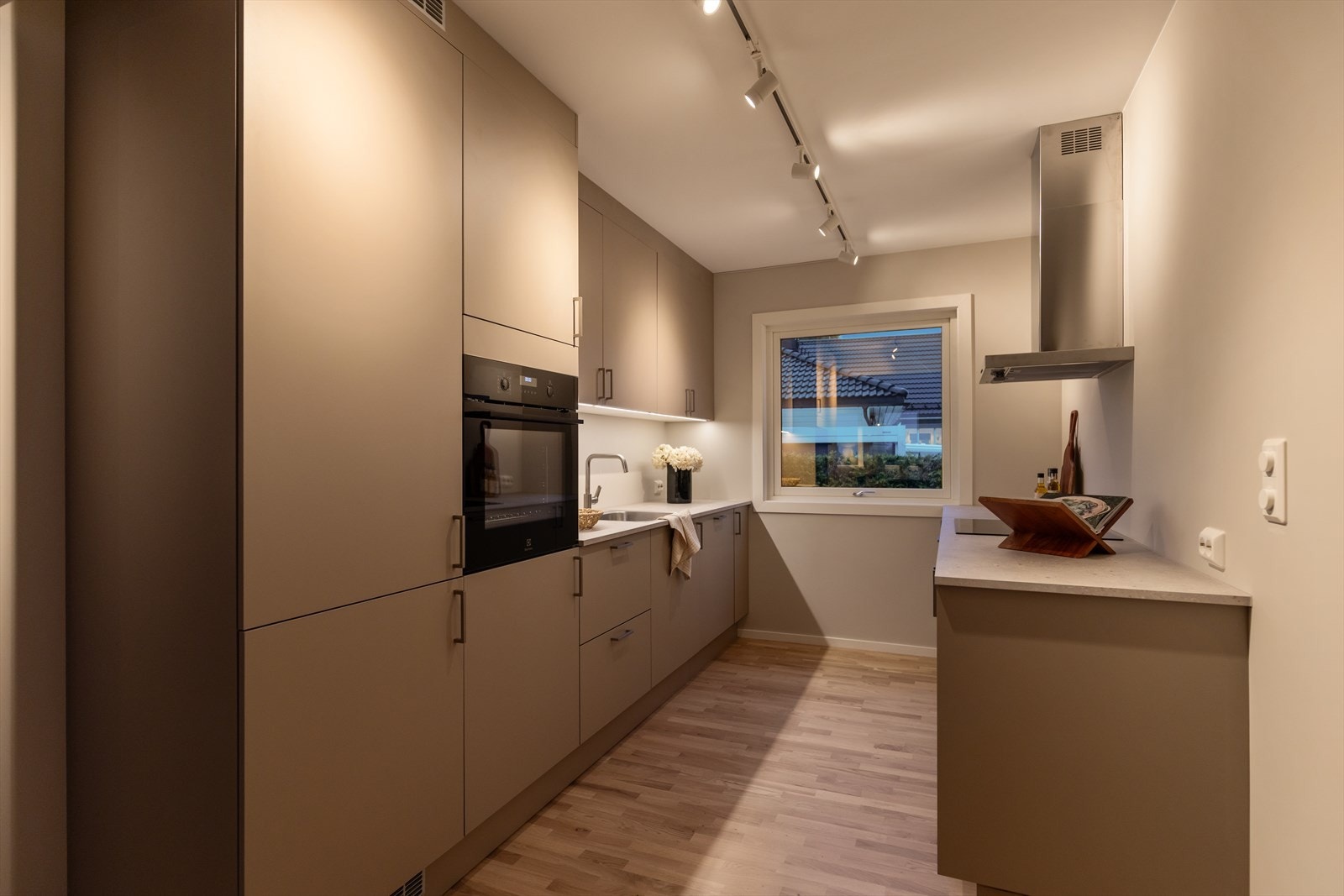 Nytt HTH kjøkken fra 2025 med integrerte hvitevarer. Galleribilde