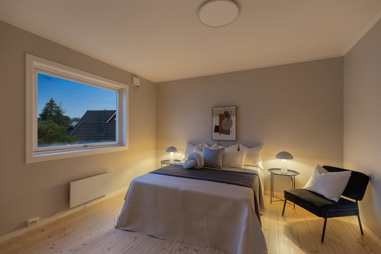 Det er totalt 3 soverom i andre etasje og alle fremstår med god størrelse. Galleribilde