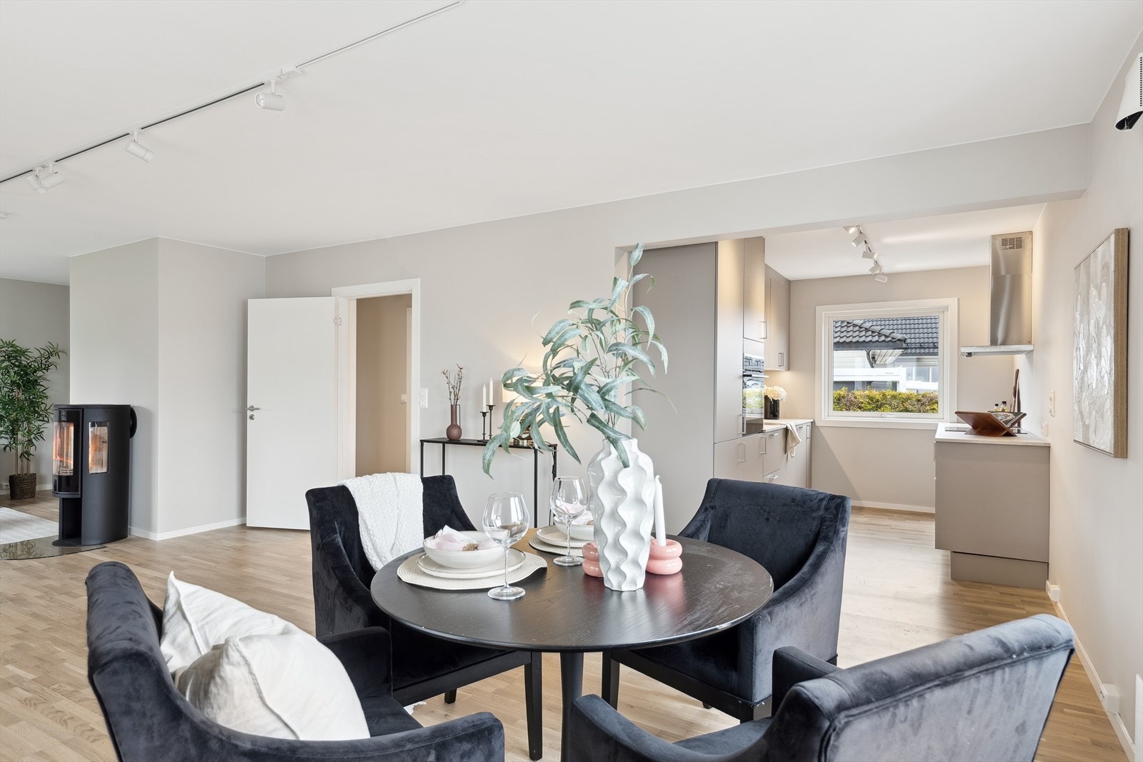 Stuen har god plass til både spisestue og sofagruppe med tilhørende møbler. Galleribilde