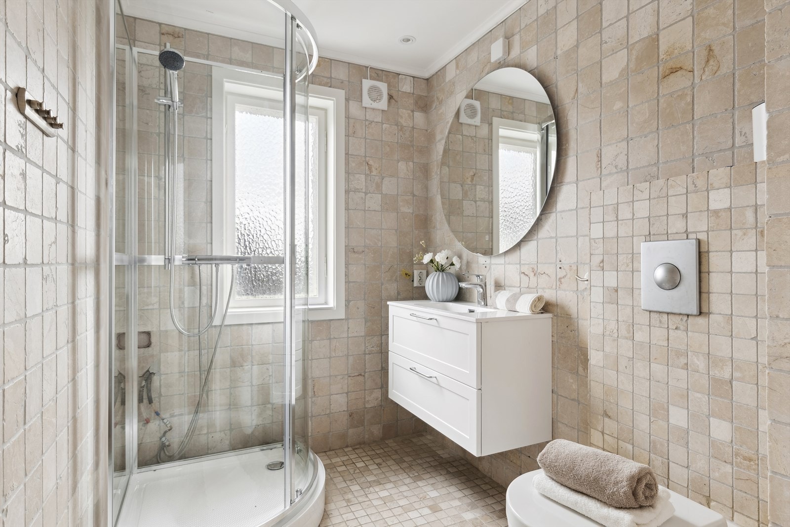 Baderommet er utstyrt med ny baderomsinnredning, dusjkabinett med foldbare dusjdører og nytt veggmontert toalett. Galleribilde