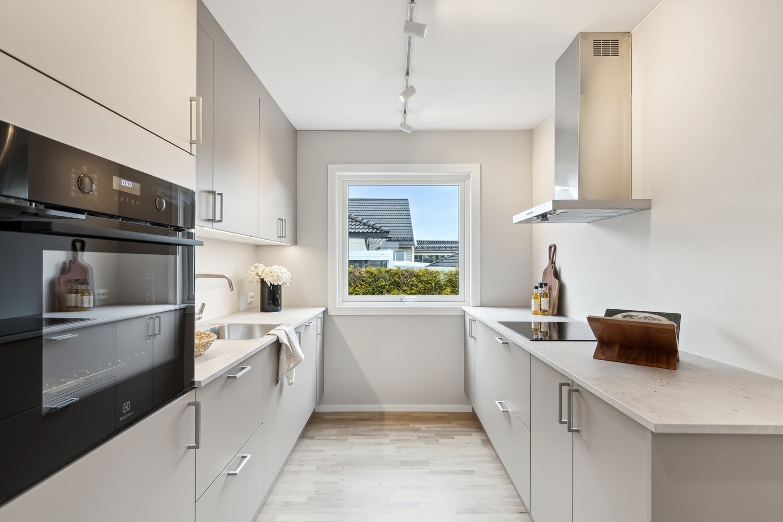 Boligen har fått et moderne HTH kjøkken med integrerte hvitevarer som stekeovn, oppvaskmaskin, og platetopp. Kjøkkenet har en delvis åpen løsning ut til stuen. Galleribilde