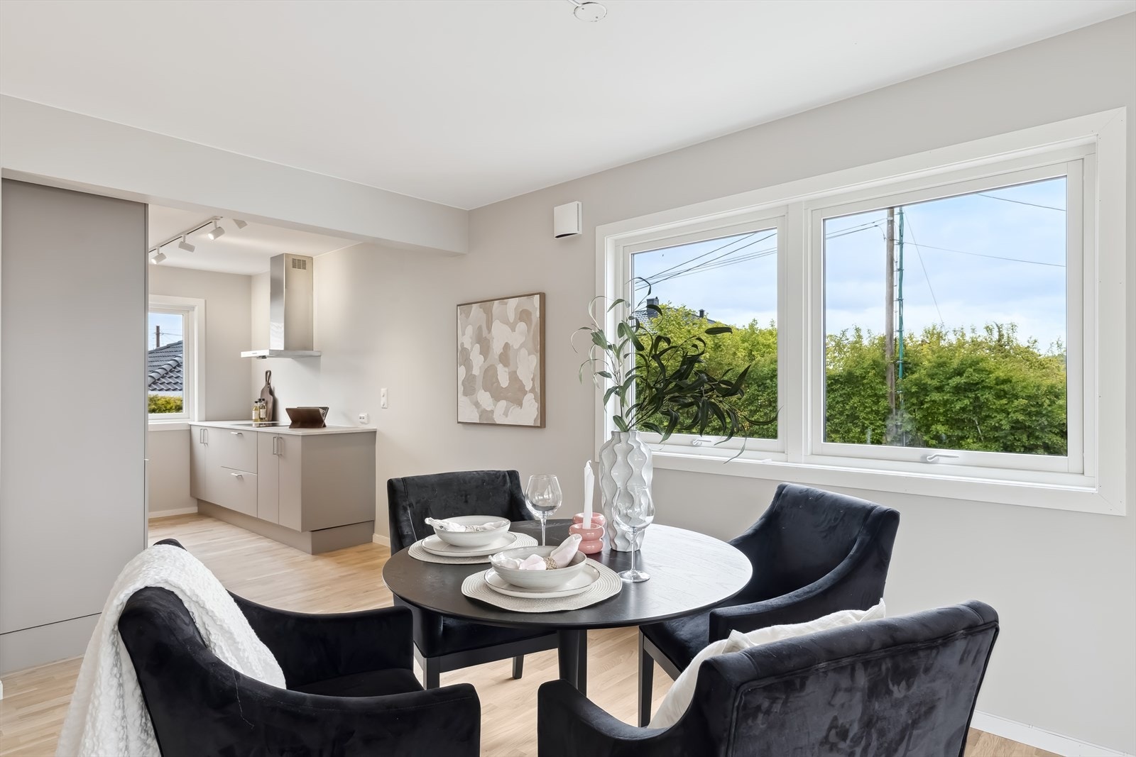 I tilknyttning til kjøkkenet er det god plass til spisebord / spisestue. Galleribilde