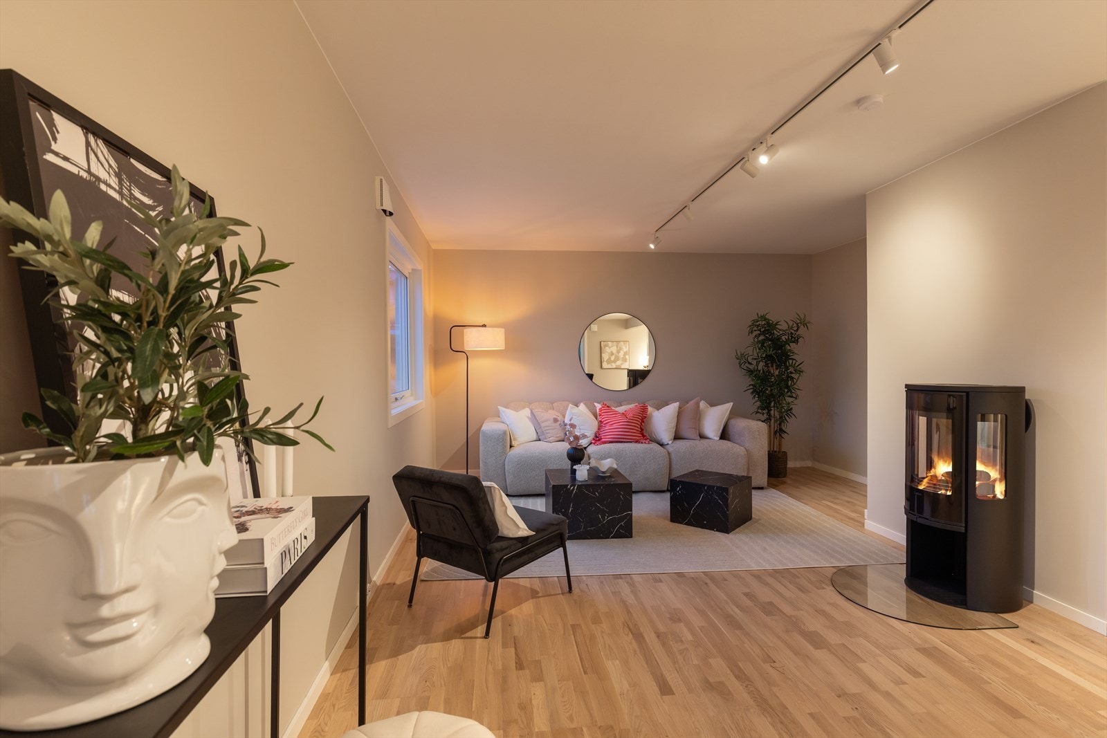 Velkommen! Bildet viser stuen i 1 etg. der det er installert ny peisovn. Galleribilde