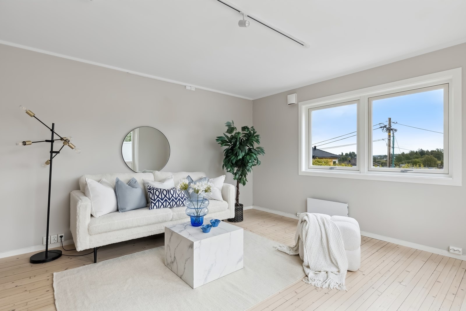 Overflater på vegg og tak er nye våren 2025 og det originale tregulvet er slipt og behandlet. Galleribilde