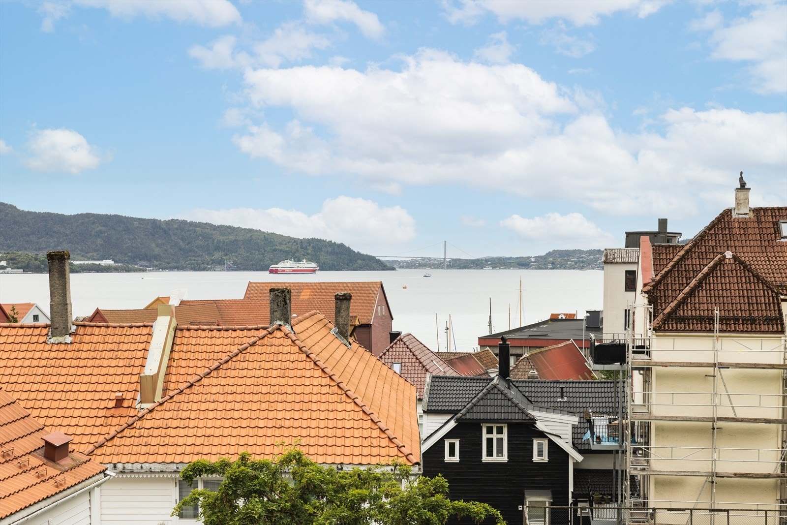 - Beliggenheten gir den perfekte kombinasjon av nærhet til sjø, fjell og sentrumskjernen - Galleribilde