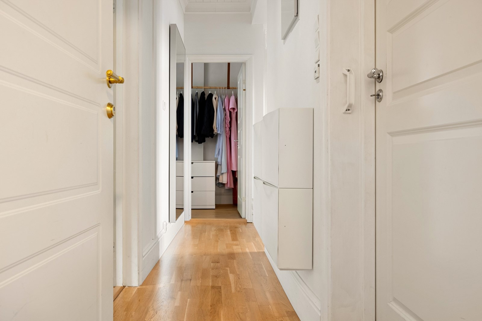 - Entréen måler 3,7m² og har god plass til å henge fra seg yttertøy og sko - Galleribilde