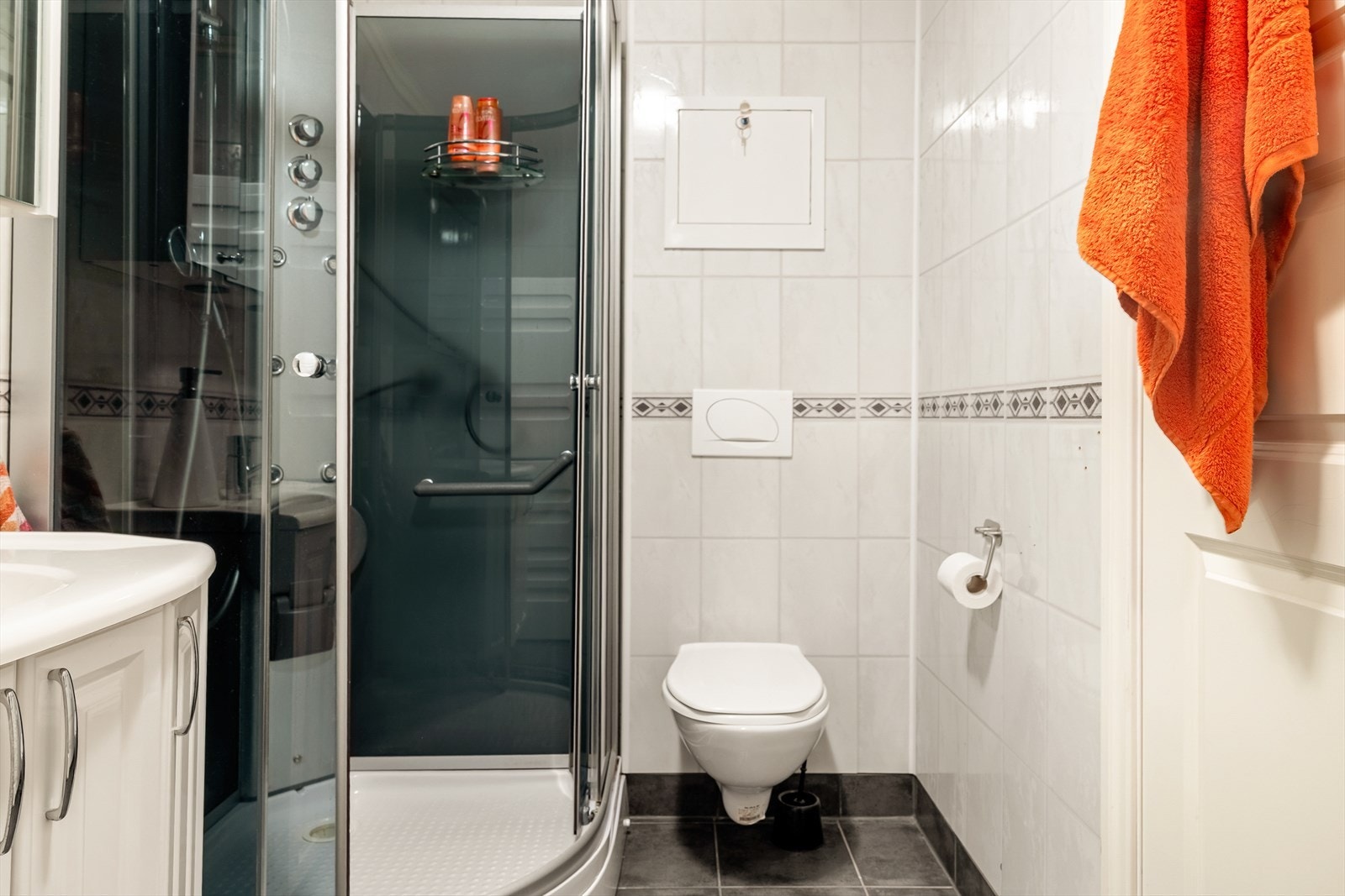 - Bad på 4,5 m² med behagelig varme i gulvet - Galleribilde