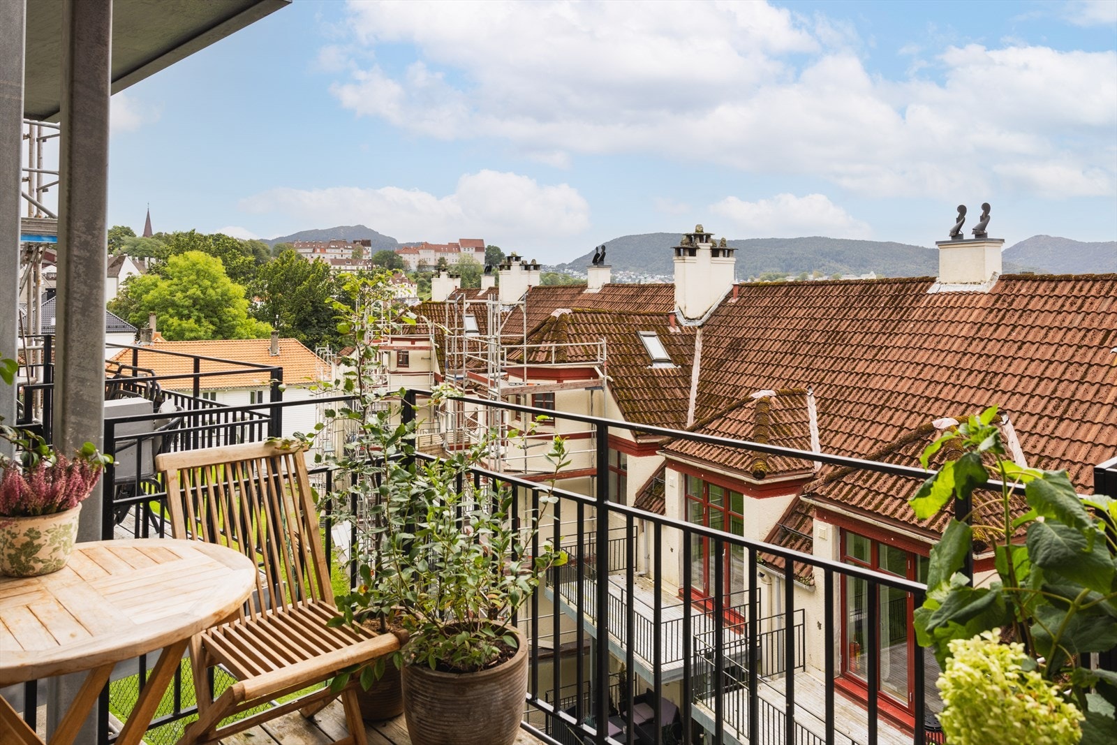 - Nydelig utsikt mot sentrum og byfjellene - Galleribilde