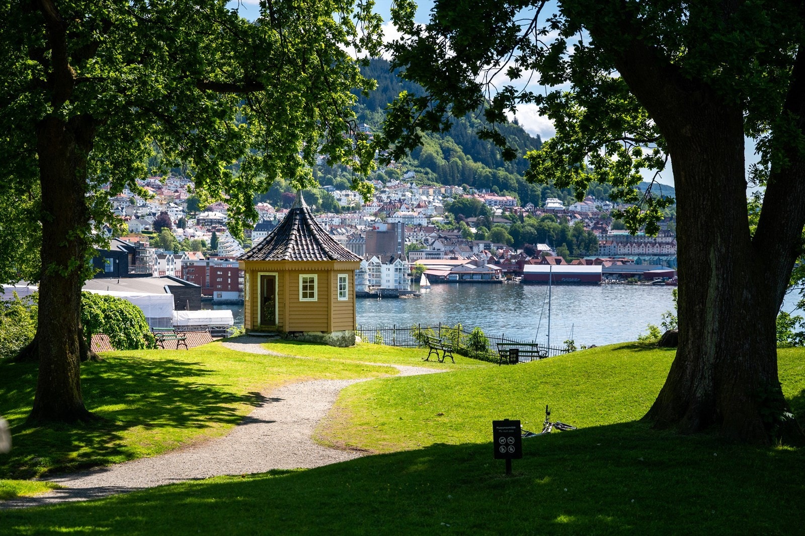 - Ved Sandviken Sjøbad finner du også friluftsmuseet Gamle Bergen Museum - Galleribilde