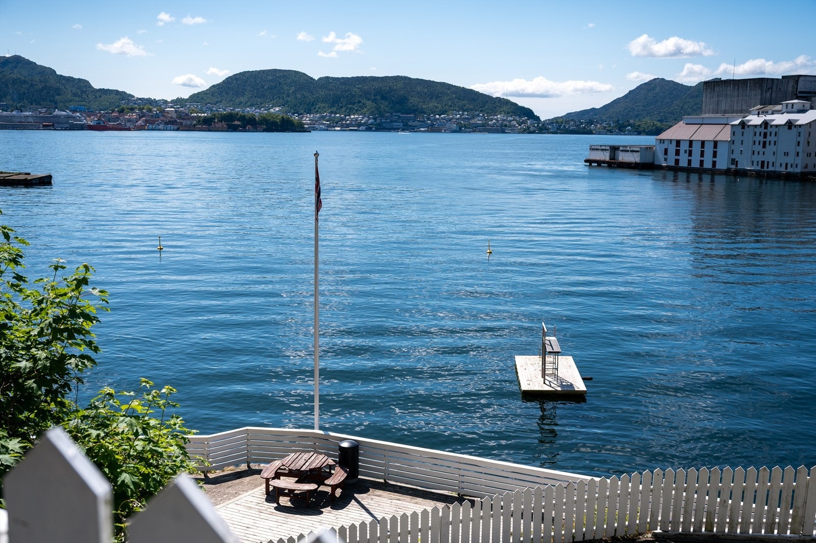 - Kort vei til idylliske Sandviken Sjøbad hvor finværsdagene kan nytes - Galleribilde