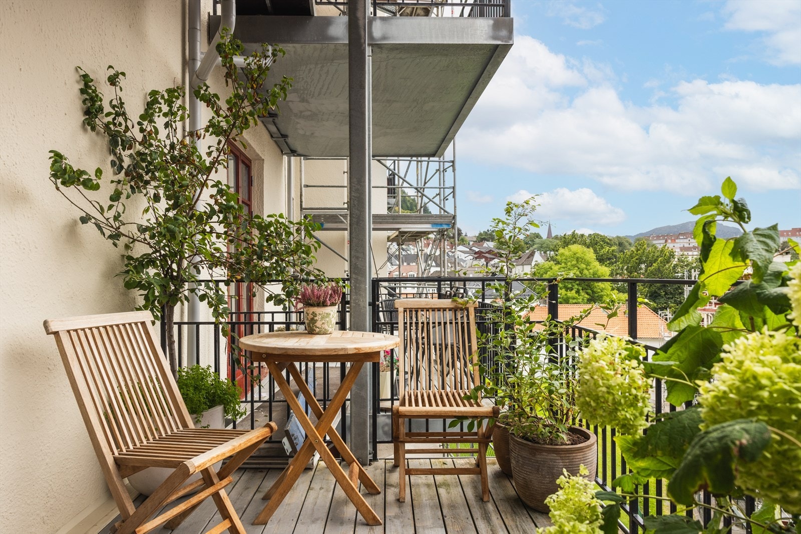 - Det fine smijernsrekkverket setter prikken over i'en på balkongen - Galleribilde