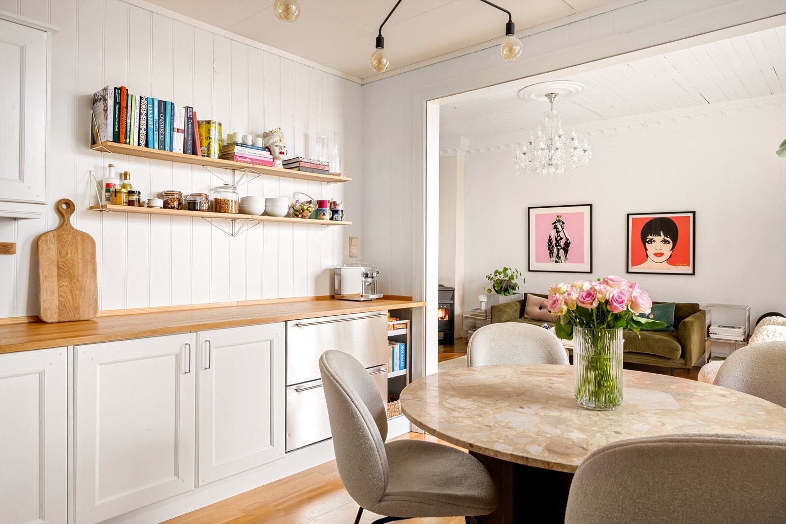 - Her får man et kjøkken med god lagringsplass og gode arbeidsforhold grunnet den lange benkeplaten - Galleribilde