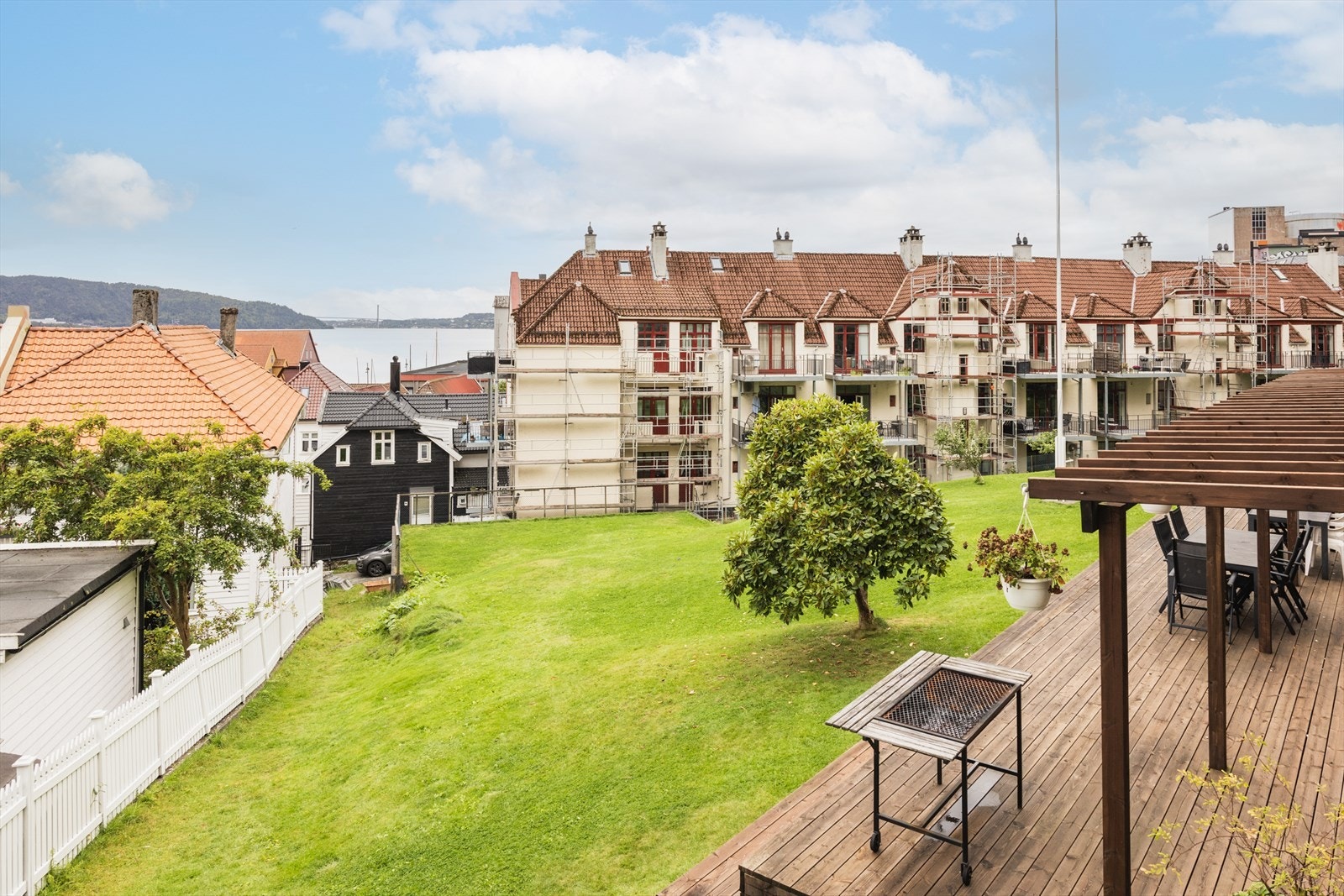 - Borettslaget har flotte fellesarealer med gressplen og beplantning - Galleribilde