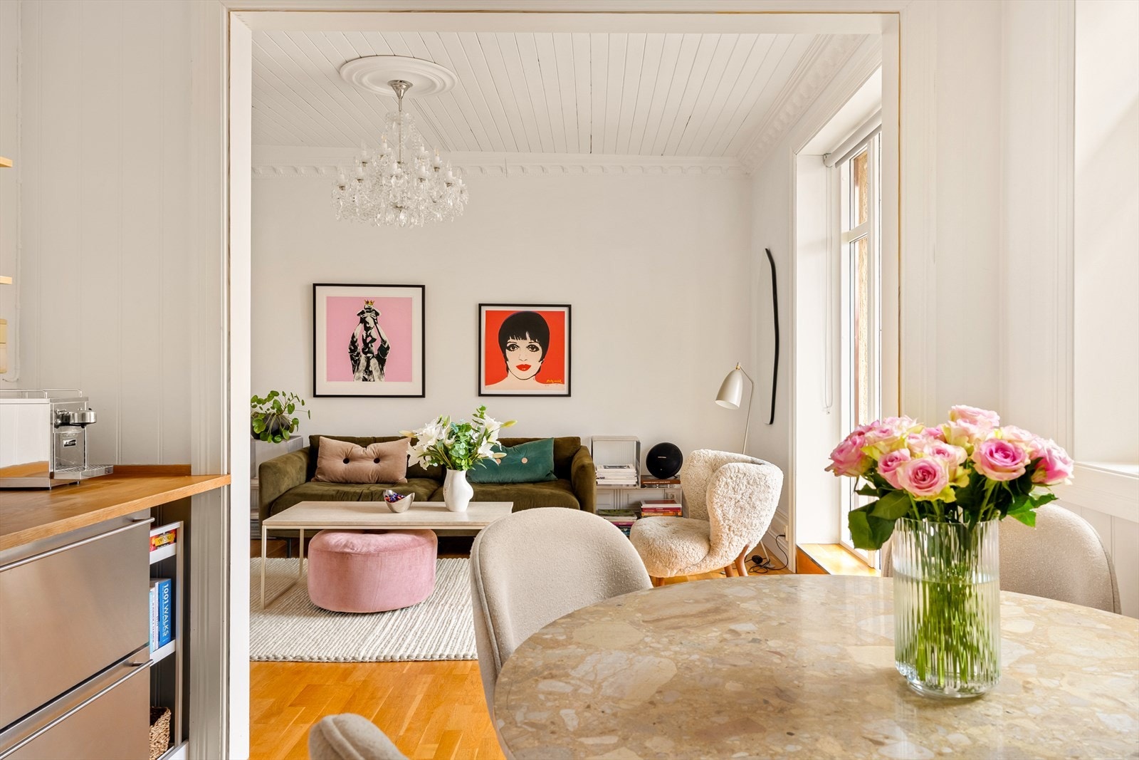 - I stuen måles takhøyden til 2,76 m - Galleribilde