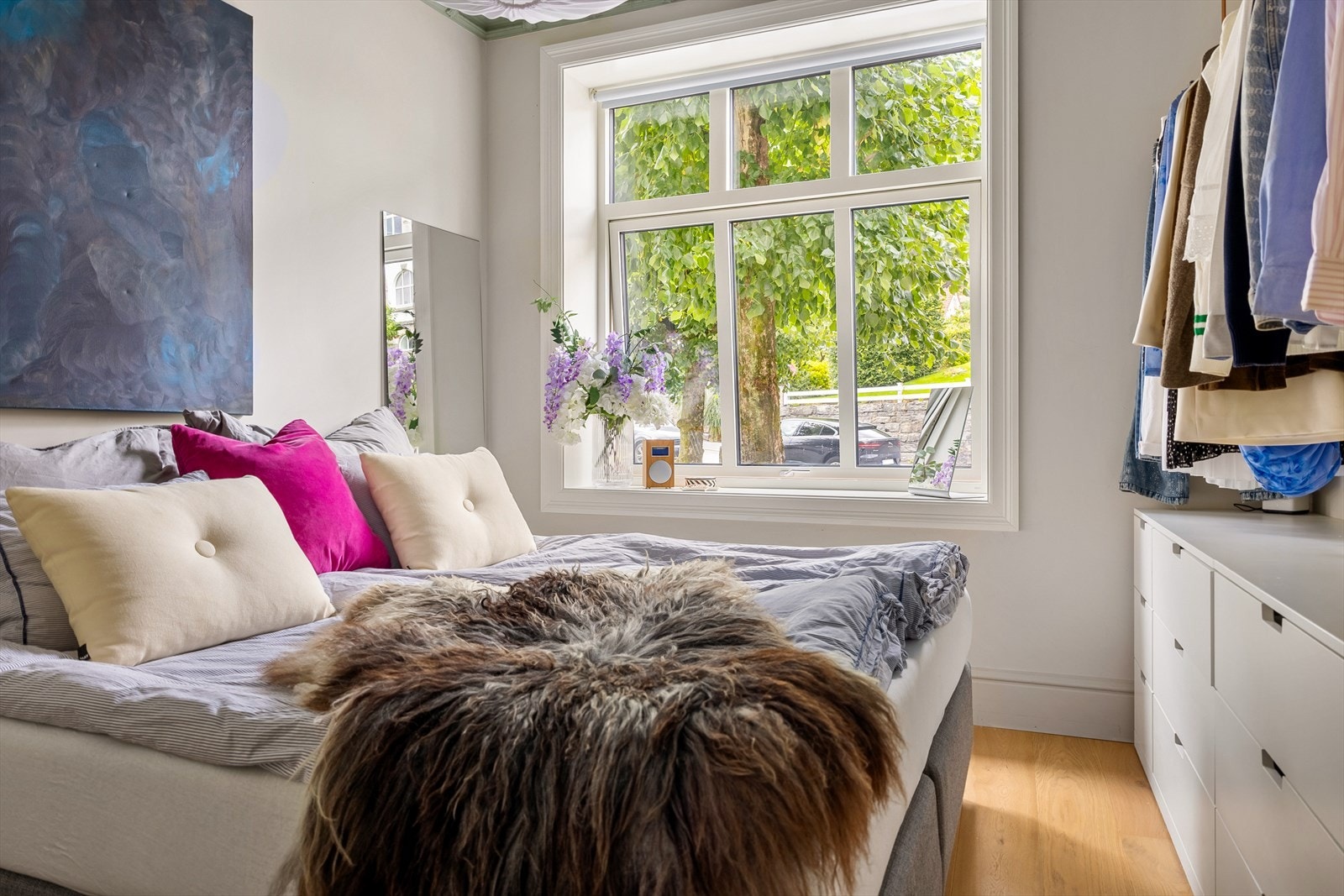 - Hovedsoverommet måler 10,9 m², og har god plass til seng i ønsket størrelse og tilhørende møblement - Galleribilde