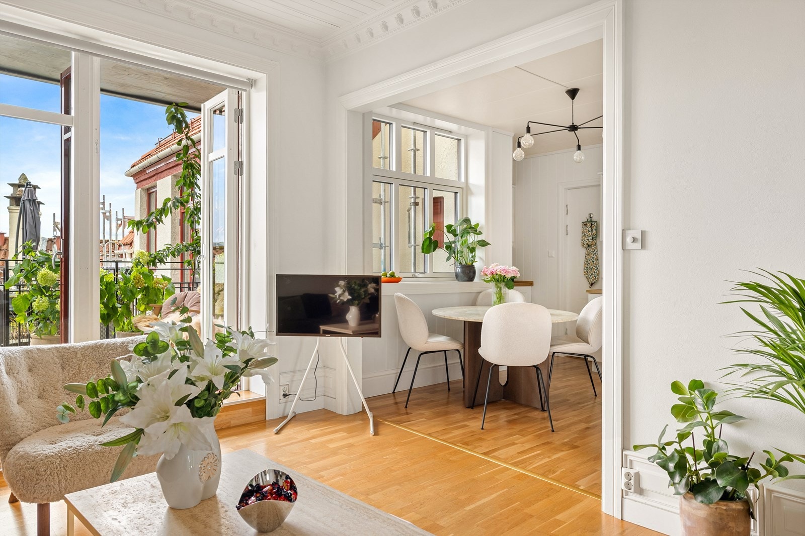 - Den dobbelfalsede balkongdøren skaper et nydelig, naturlig skille mellom ute og inne - Galleribilde