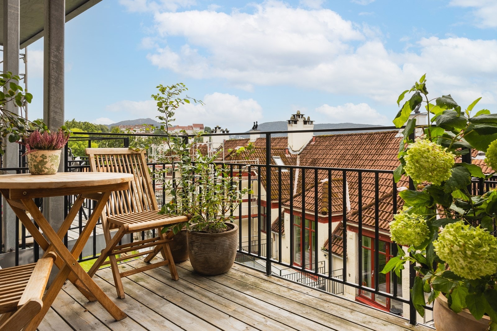 - Med gode kvaliteter som stor, solrik balkong, god takhøyde, peis og stukkatur - Galleribilde