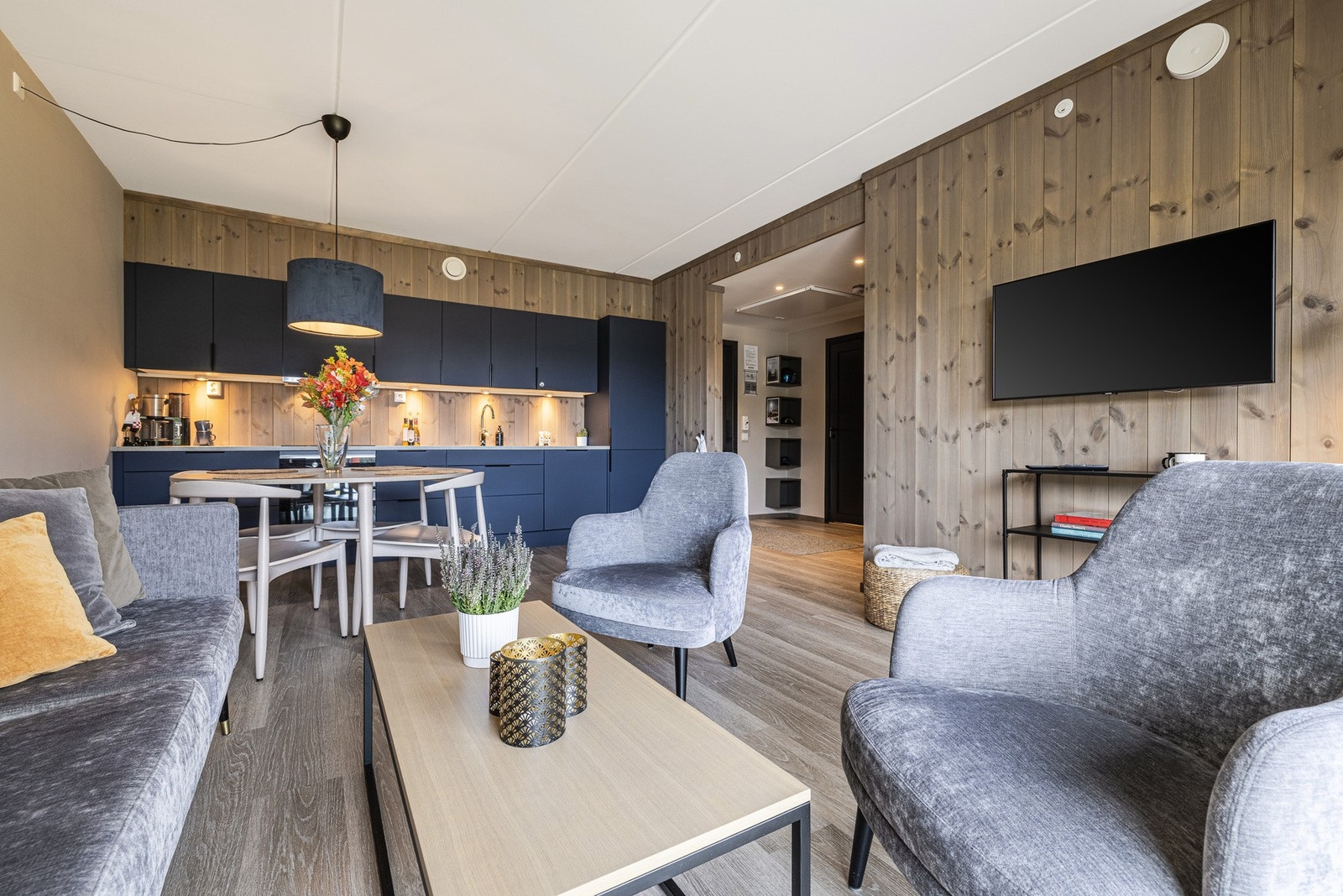 Stilfull leilighet med åpen planløsning. Perfekt for sosialt samvær og avslapning i harmoniske omgivelser. Galleribilde