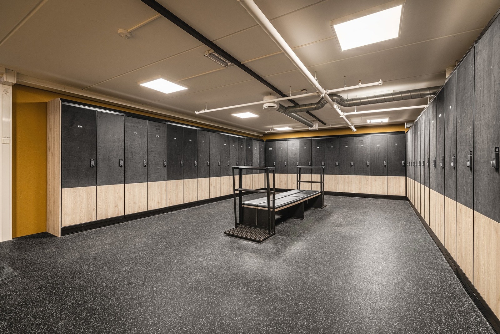 Felles bodrom for skilockers i Totten Lodge. Galleribilde