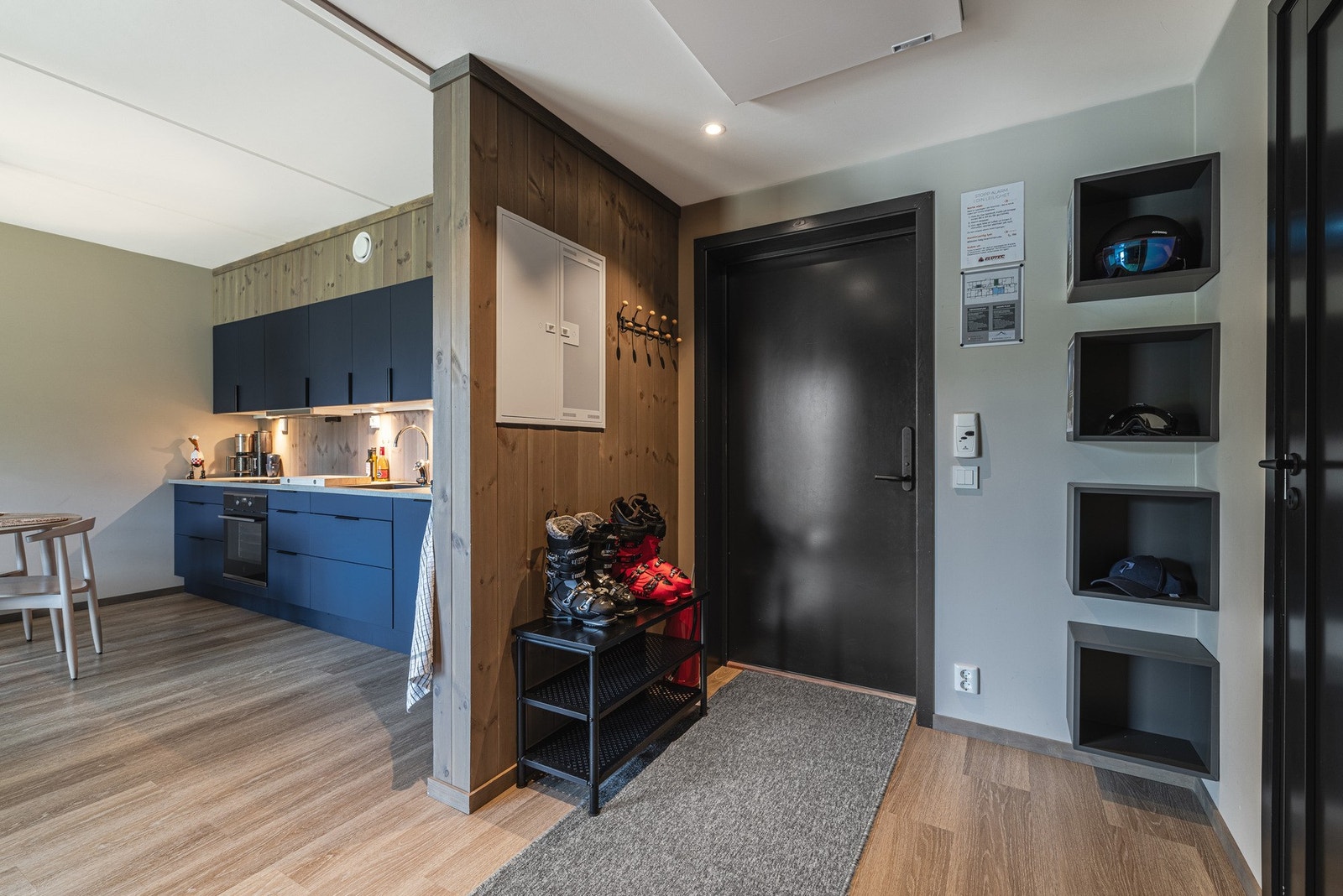 Moderne fritidsleilighet med stilfullt design, gjennomført i nøytrale toner og praktiske løsninger. Galleribilde