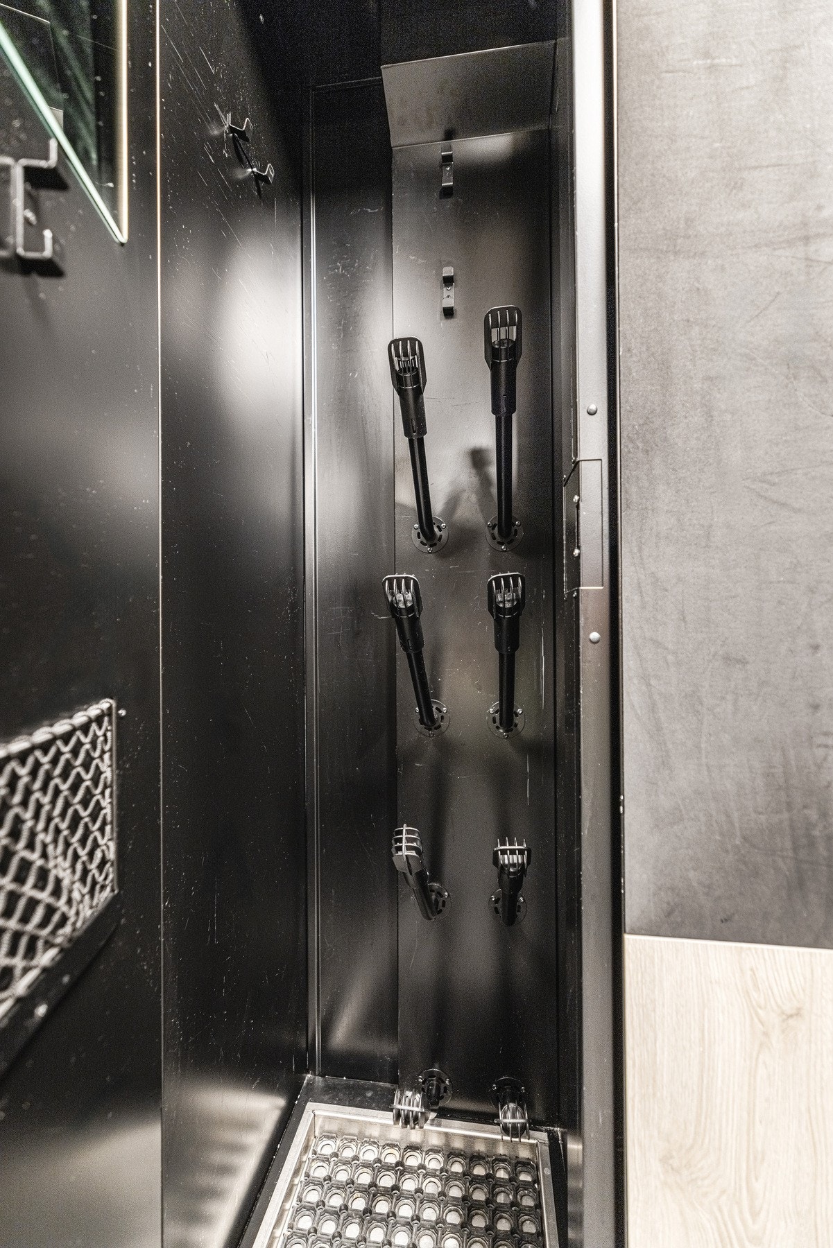 Eget skilocker med praktiske kroker og oppbevaringsløsninger for organisering av skiutstyr. Galleribilde