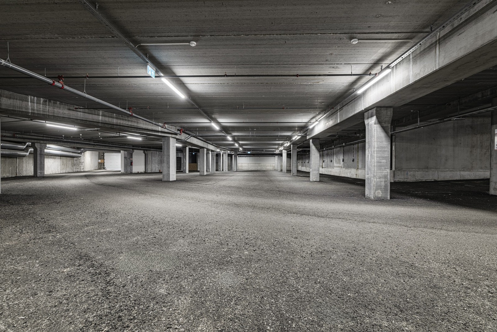 Parkeringsanlegg med rullerende parkering. Gratis for eiere. Muligheter for lading i parkeringsanlegget. Galleribilde