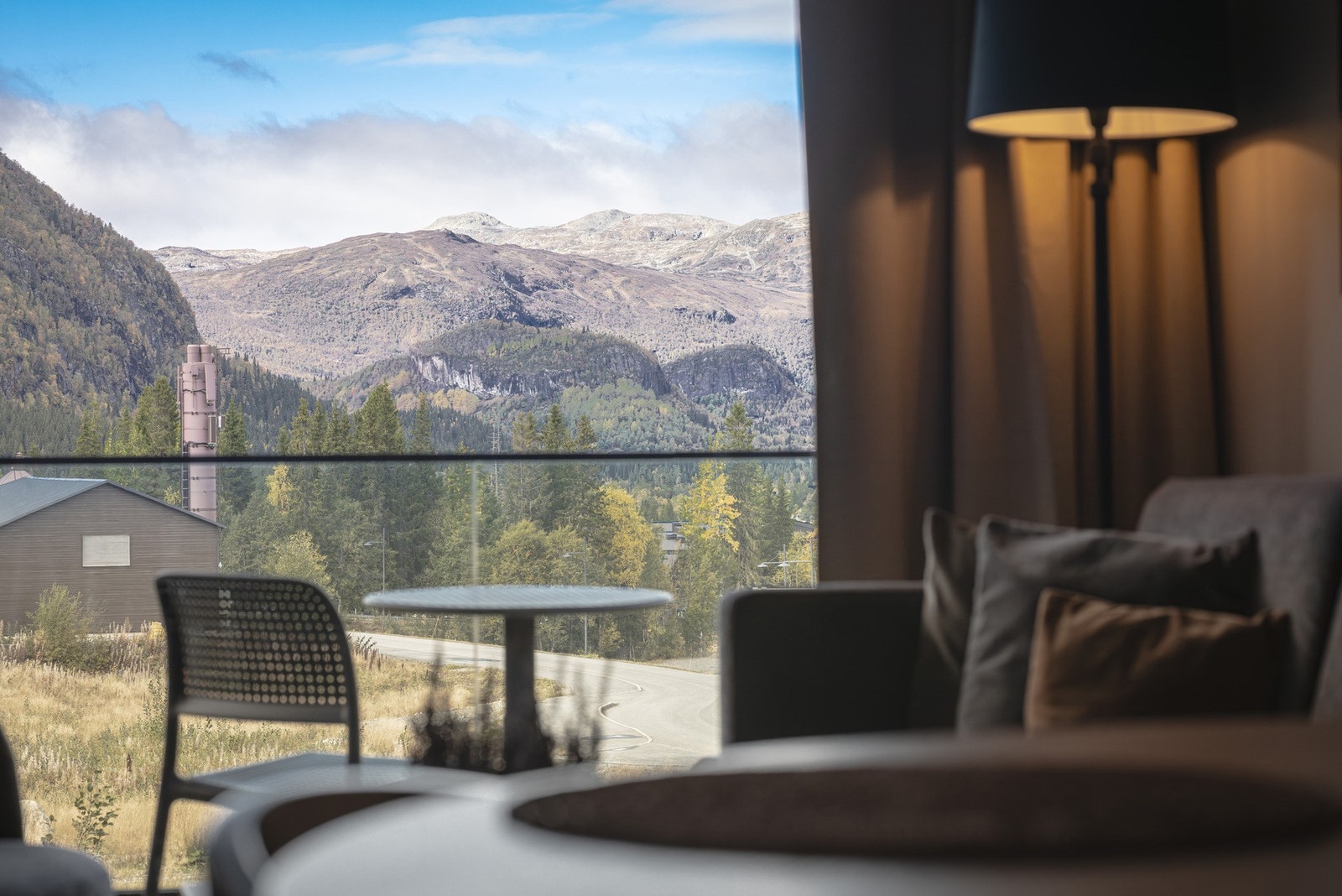 Flott utsikt mot Hemsedals fjellpanorama fra denne leilighetens lyse stue. Galleribilde