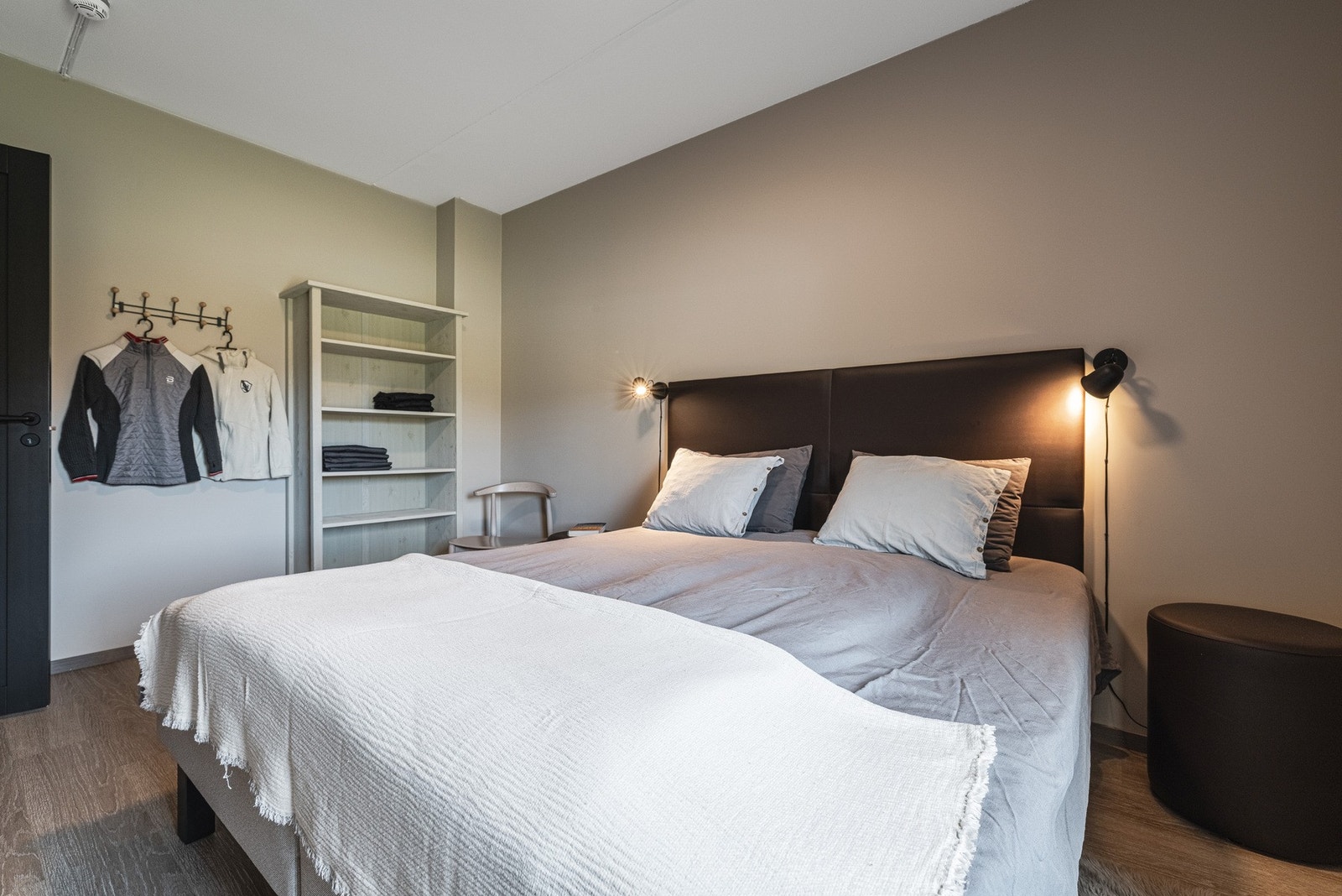 Delikat hovedsoverom med moderne detaljer og god plass, perfekt for en god natts søvn. Galleribilde