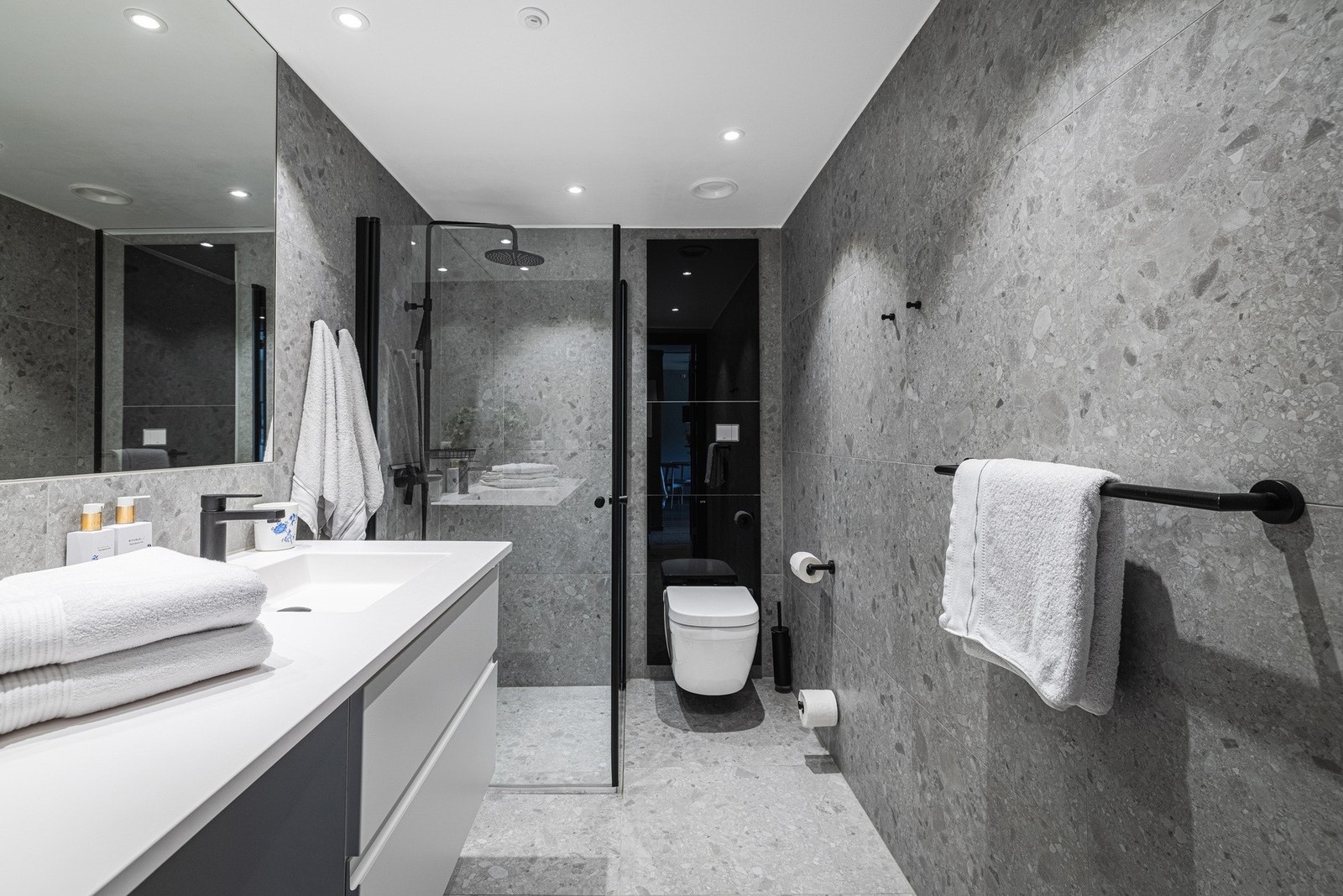 Stilrent bad med tidsriktige detaljer. Perfekt for deg som verdsetter kvalitet og eleganse. Galleribilde