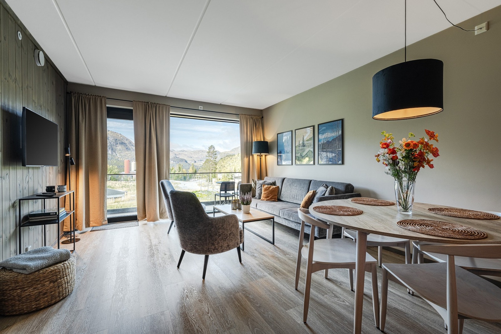 Romslig stue med flott utsikt mot fjellene. Perfekt for avslapning og naturopplevelser rett utenfor døren. Galleribilde