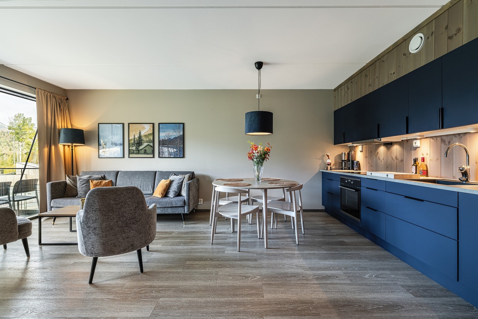 Lys og moderne leilighet med åpen stue/kjøkken-løsning. Store vinduer gir flott utsikt og naturlig lysinnslipp. Galleribilde