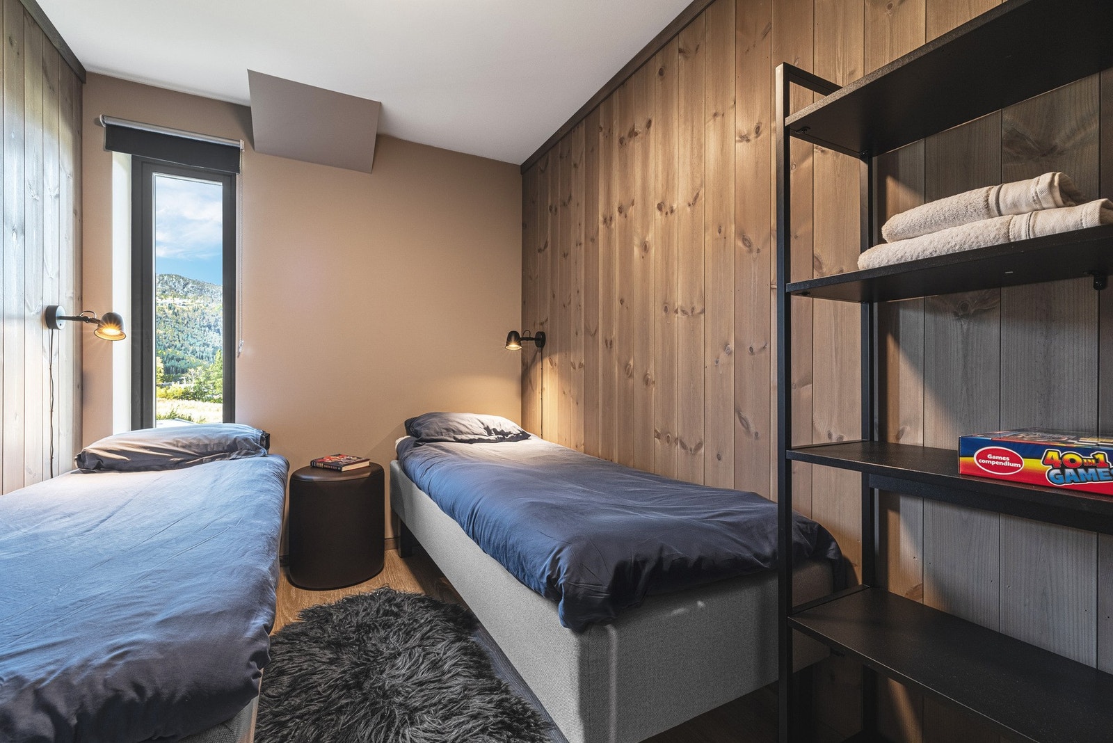 Koselig soverom 2 med plass til to senger, naturlig lys fra stort vindu, og moderne belysning. Perfekt for avslapning. Galleribilde