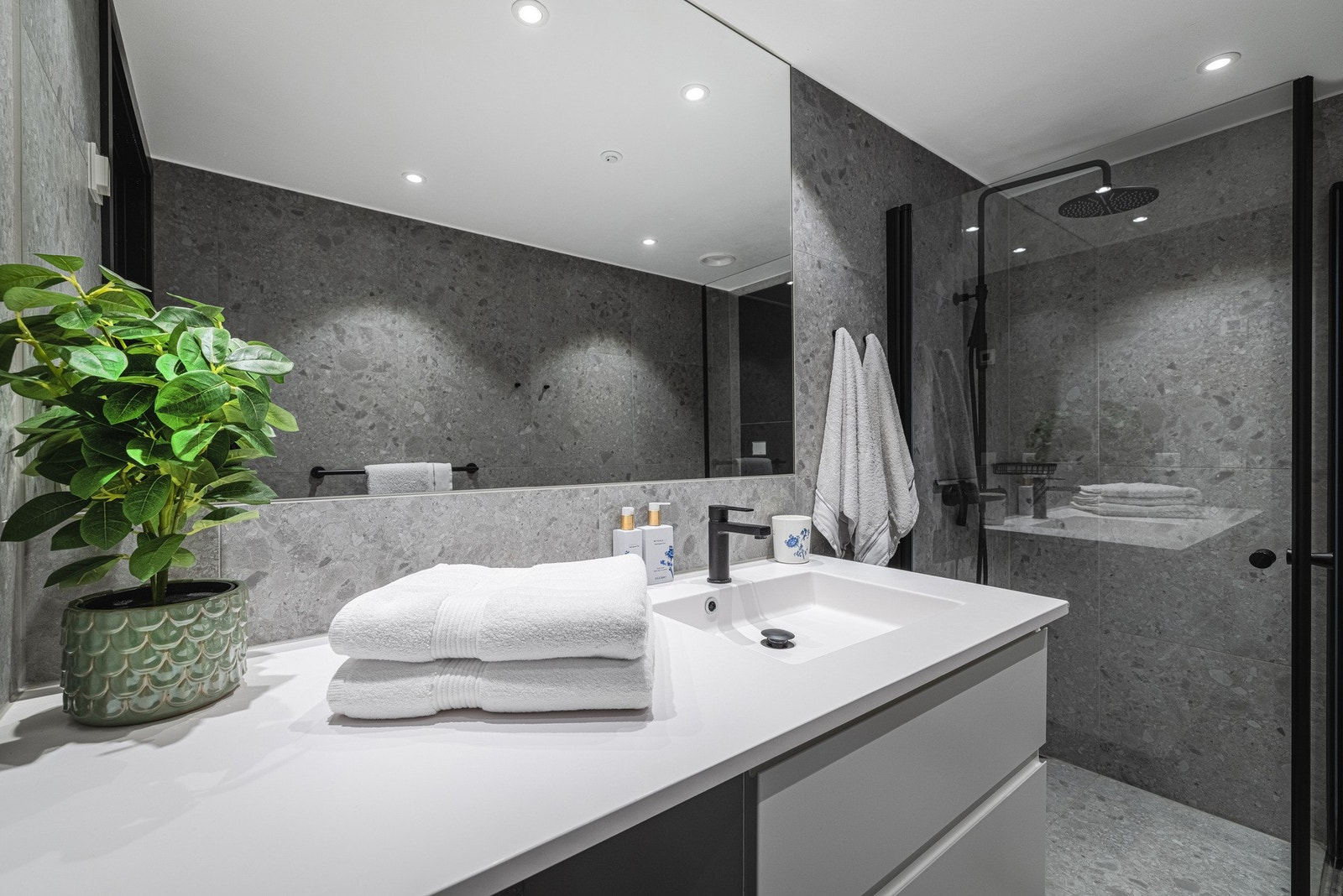 Dusjhjørne, store speilflater og elegant belysning. Perfekt for dem som verdsetter kvalitet og design. Galleribilde