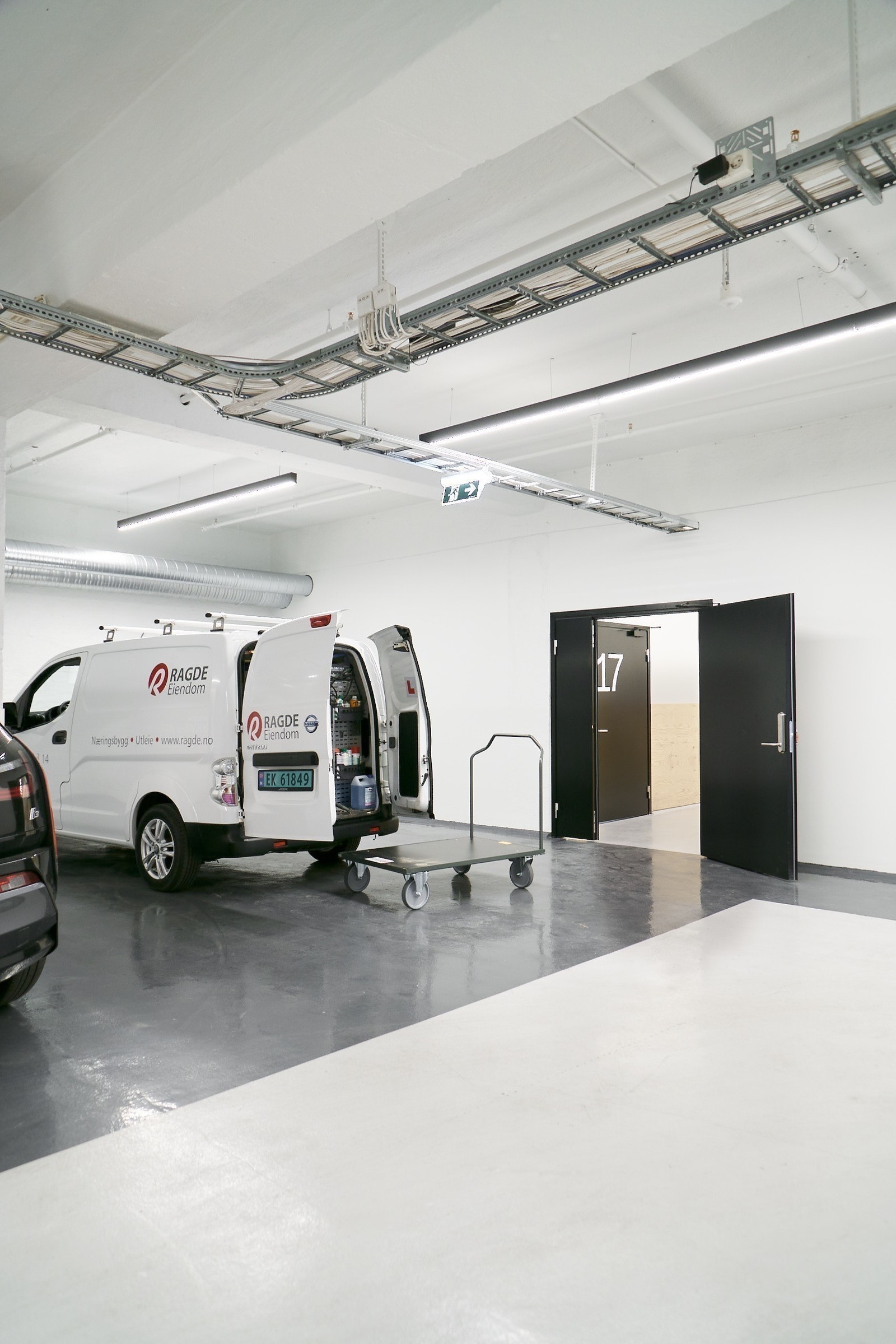 Velkommen til "Kubikk". Vi tilbyr lager av forskjellige størrelser og romslige lastesoner under tak! Galleribilde