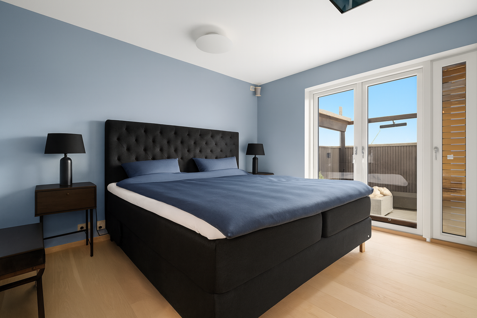 Hovedsoverommet har privat adkomst til et delikat flislagt bad med badekar. Galleribilde