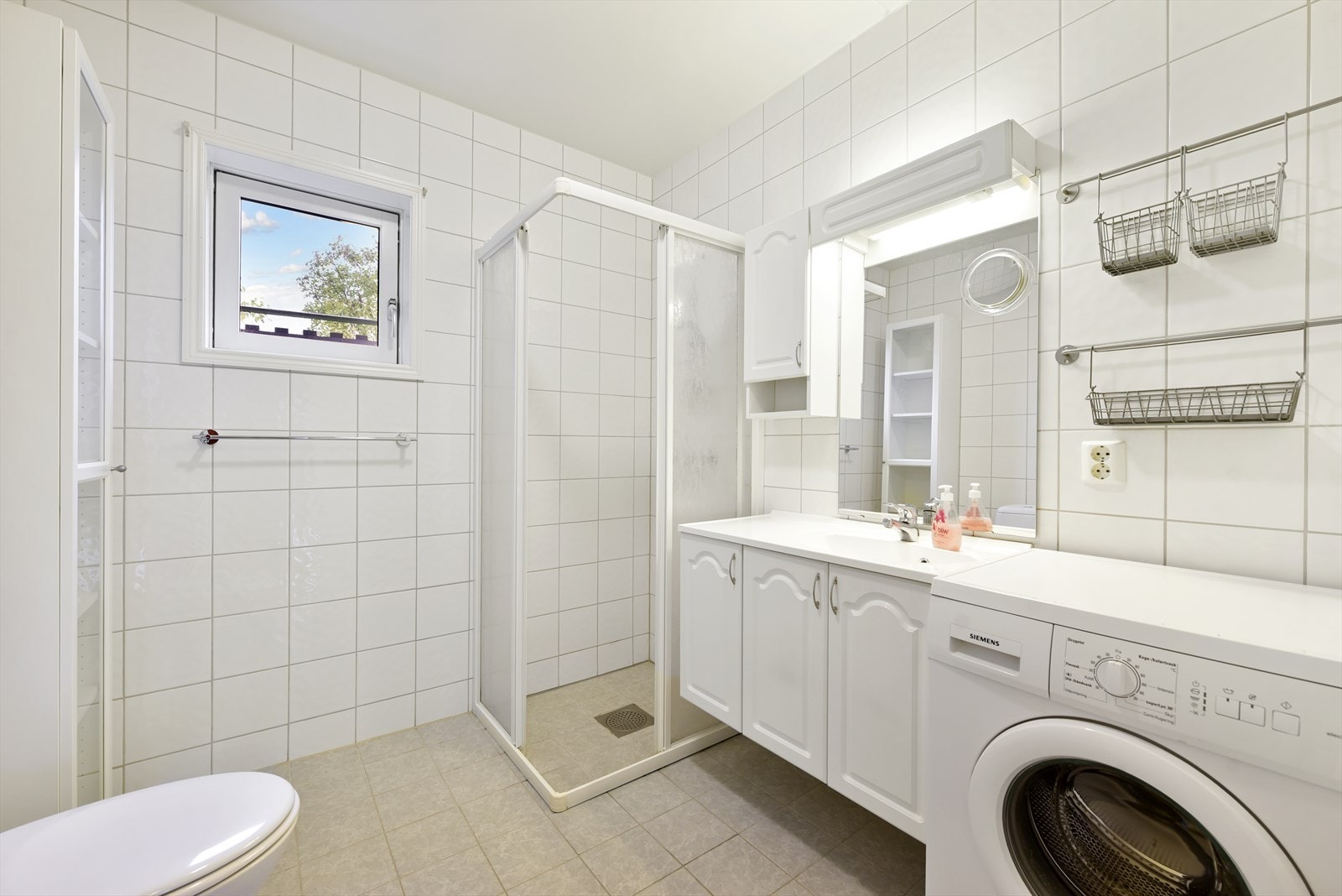 Løst skap på badet, medfølger i handelen. Galleribilde