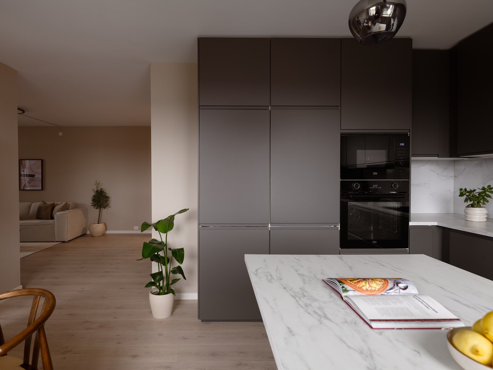 "Vi kommer til å savne den gjennomtenkte planløsningen - den er helt fantastisk og utnytter hver eneste kvadratmeter på en smart måte. Vi har sjelden sett en leilighet med en bedre løsning" -Selger. Galleribilde