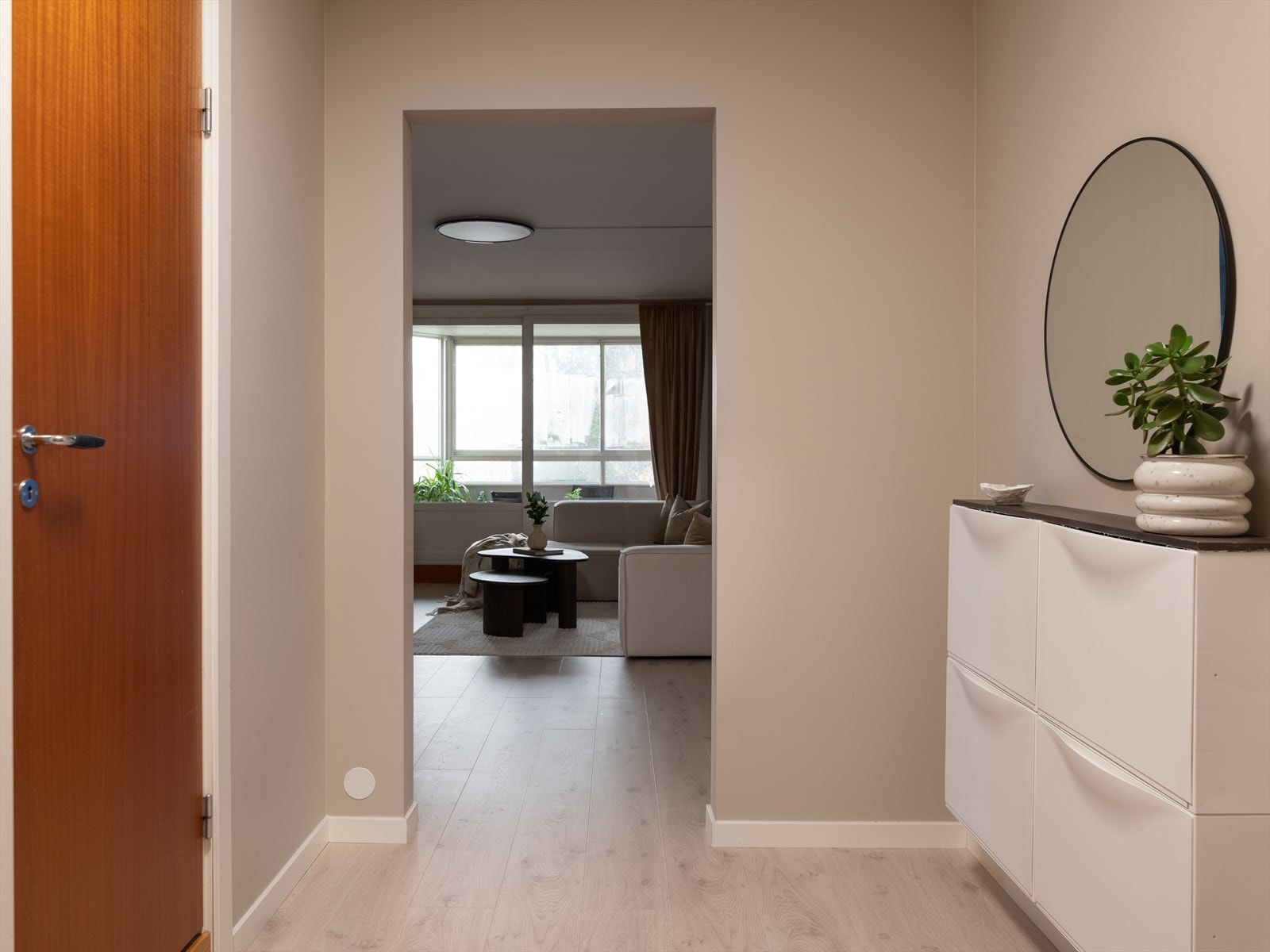 Baderom og WC-rom ligger lett tilgjengelig ved entreen, noe som gir en funksjonell og gjennomtenkt planløsning. Galleribilde