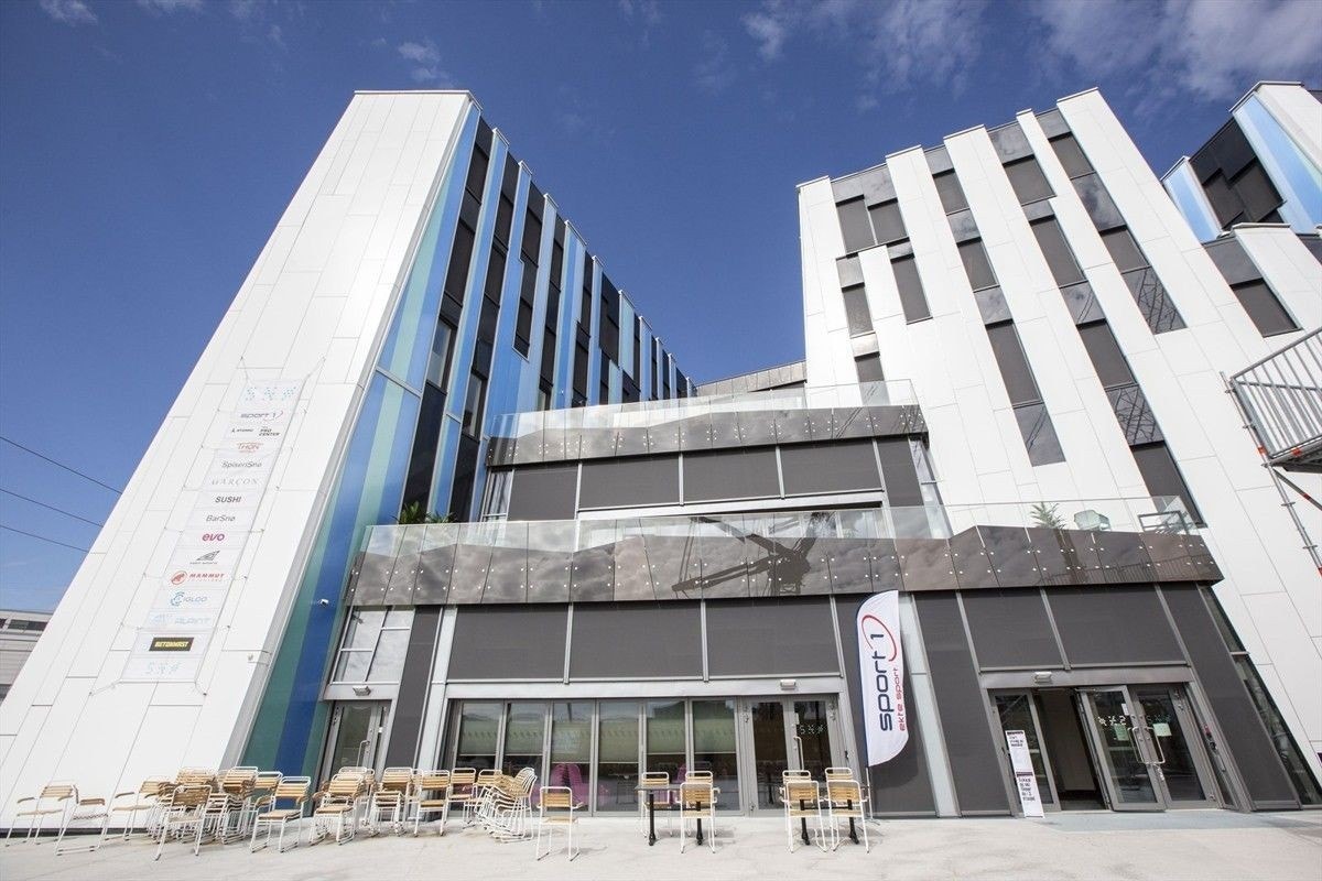 SNØ, verdens råeste helårsanlegg for snøopplevelser ligger i området. Her finner du også EVO treningssenter, flere spisesteder, sportsbutikk m.m. Galleribilde